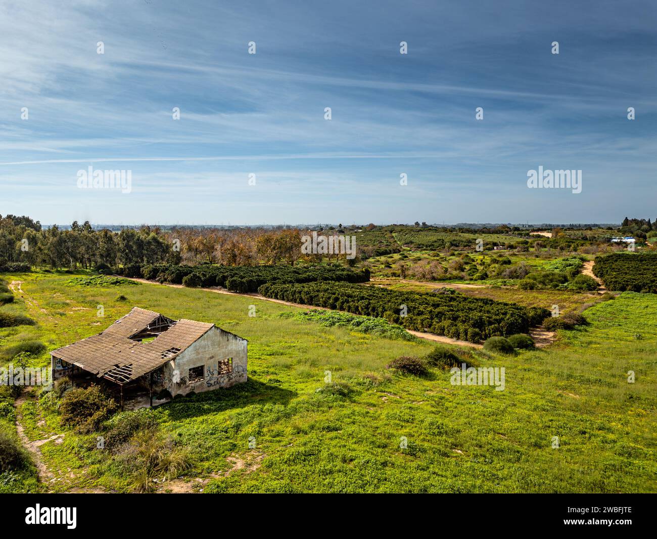Un'affascinante residenza rurale è stata trasformata da una vecchia casa colonica in una casa splendidamente modernizzata, con lussureggianti pascoli verdi Foto Stock
