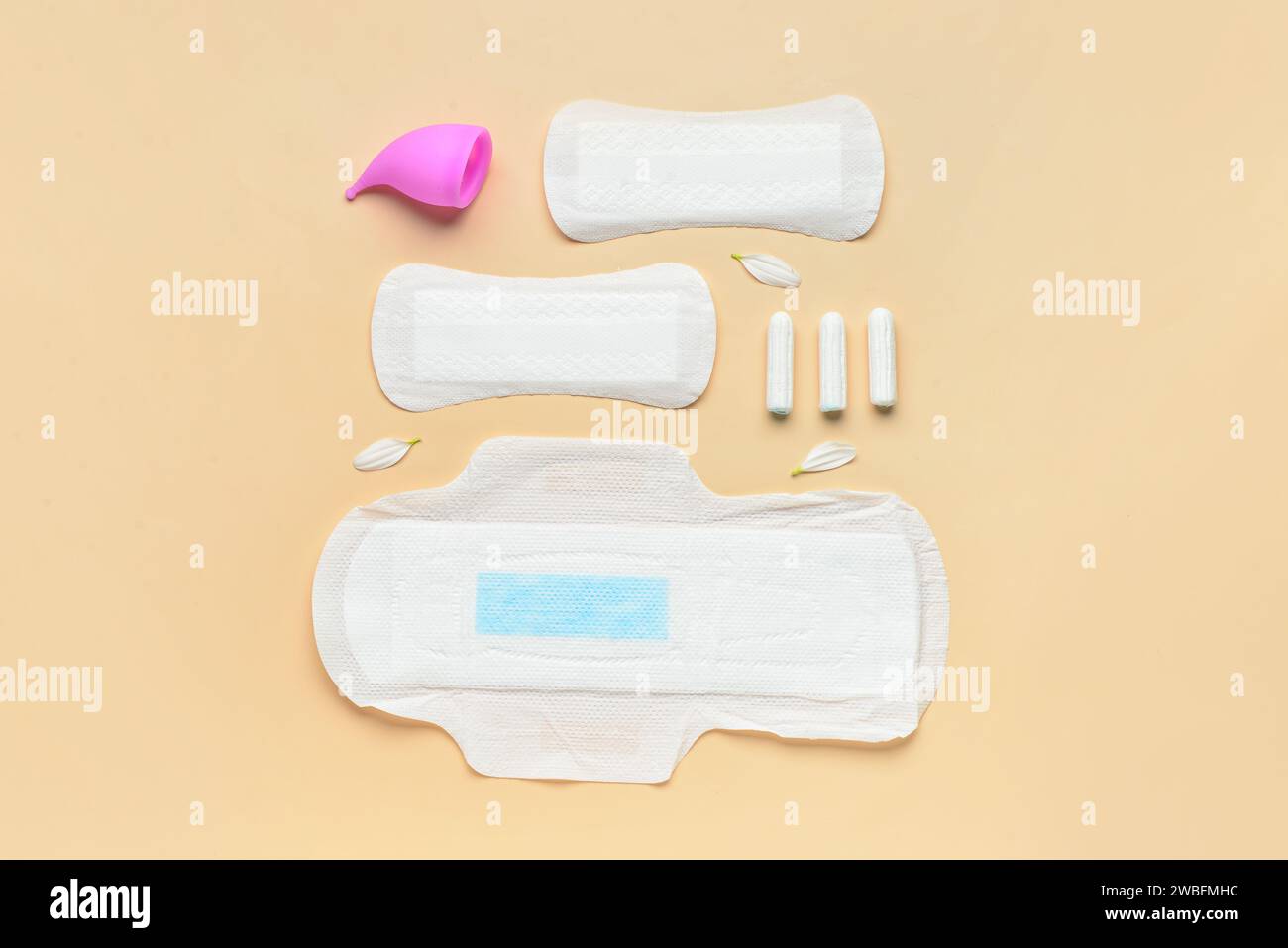 Composizione con tamponi mestruali, coppa e tamponi su sfondo beige Foto Stock