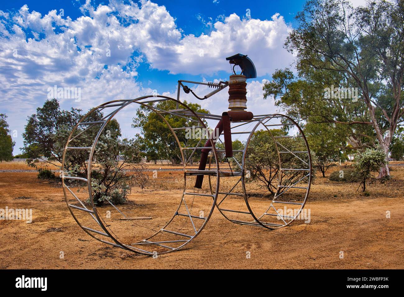 Scultura di una bicicletta gigante e di un ciclista fatta di rottami di ferro, arte della comunità a Ballidu, nella cintura del grano dell'Australia Occidentale Foto Stock