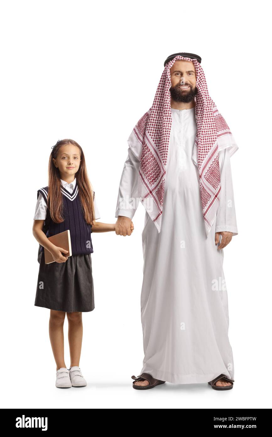 Ritratto completo di un uomo in abiti tradizionali arabi sauditi e di una studentessa isolata su sfondo bianco Foto Stock