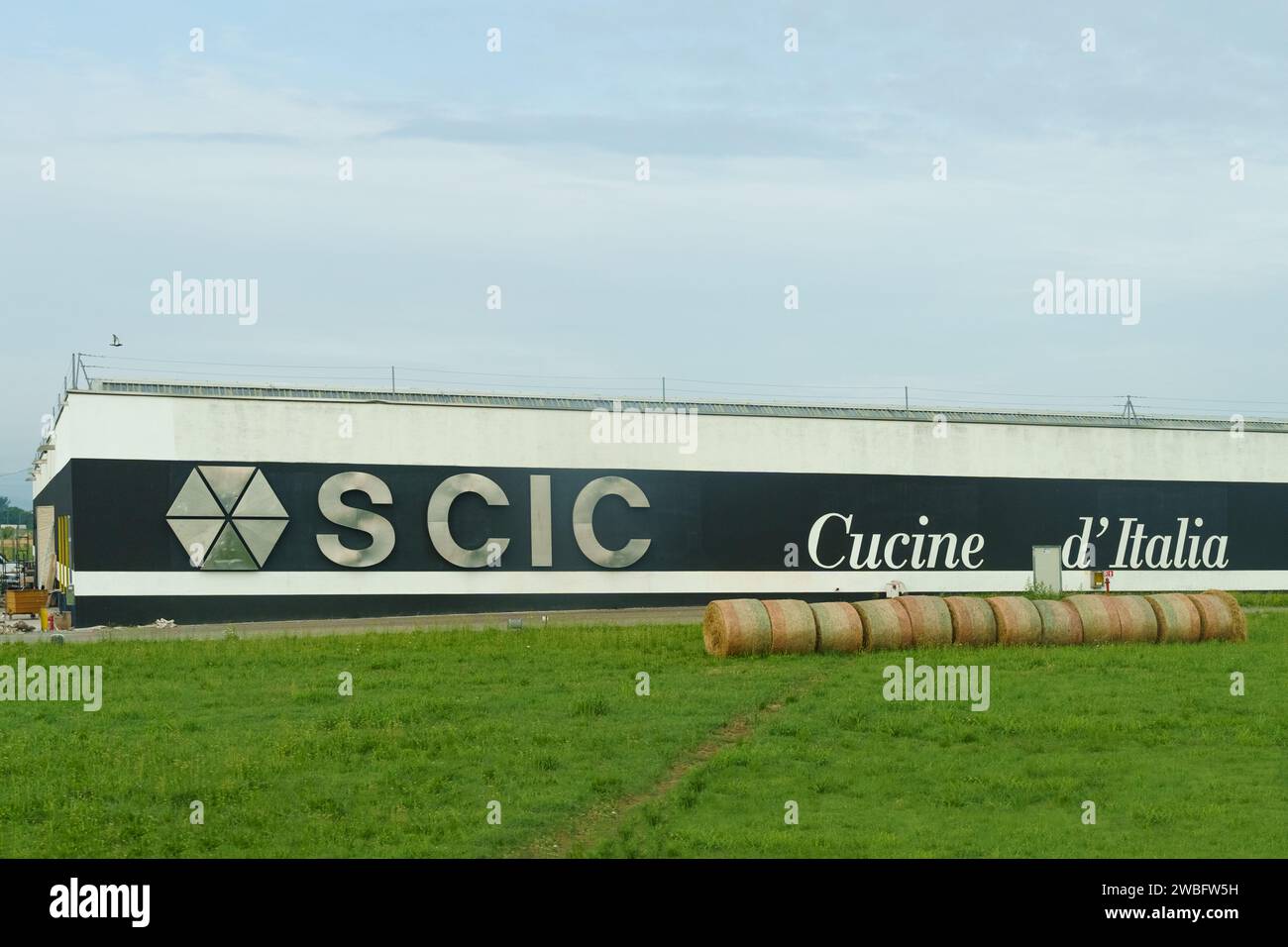 Parma, Italia - 14 giugno 2023: Facciata di un edificio industriale per un'azienda manifatturiera di mobili - SCIC. Foto Stock