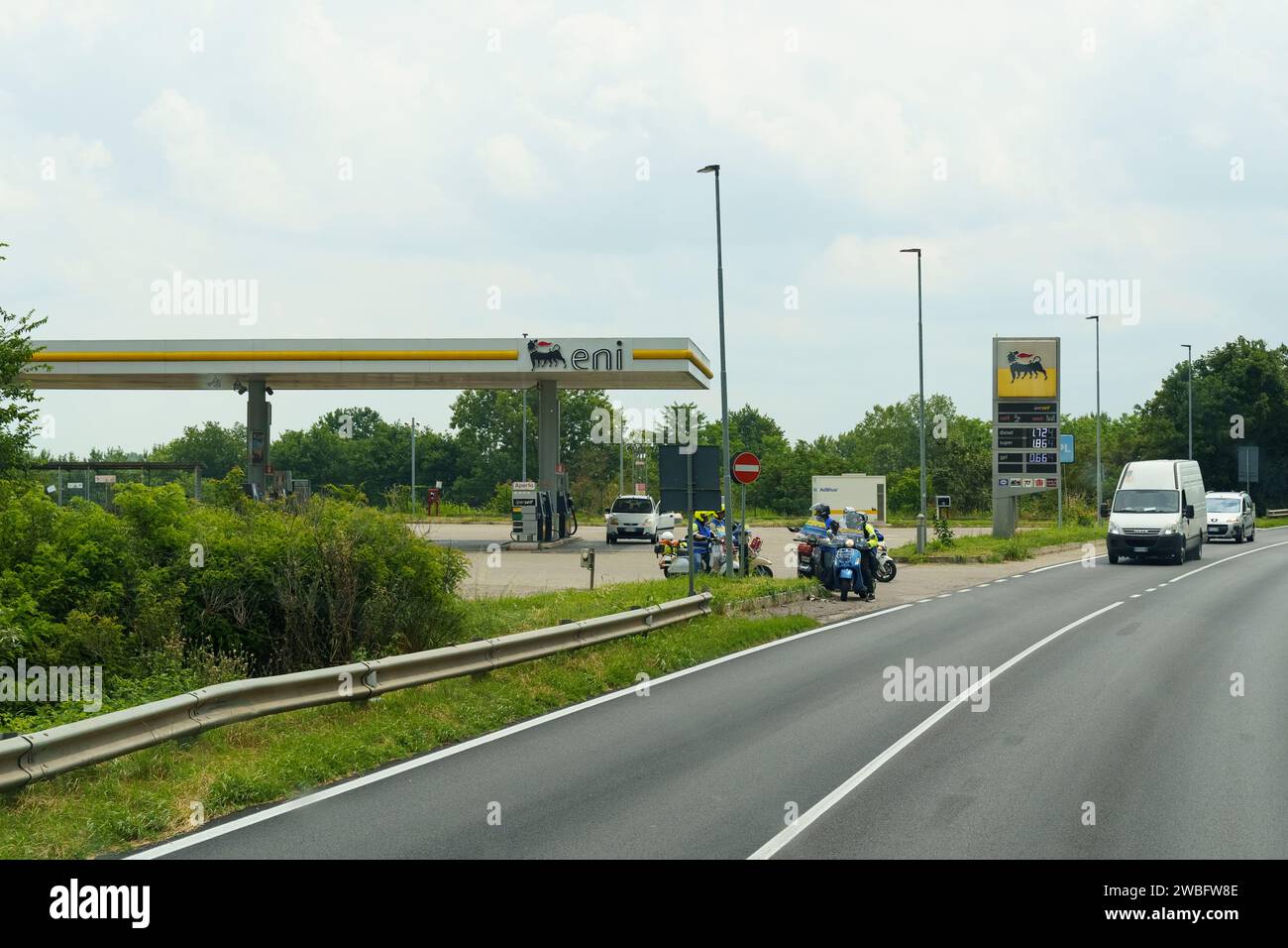 Parma, Italia - 14 giugno 2023: Stazione di servizio Eni della compagnia petrolifera italiana accanto alla strada. Foto Stock