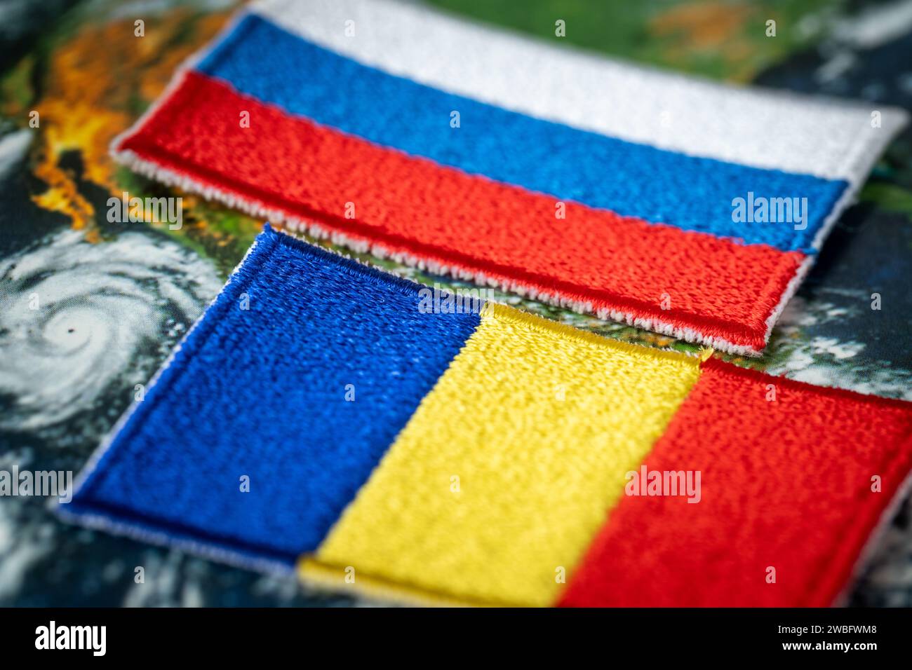 Romania e Russia, bandiere di paesi, concetto politico e storico, relazioni reciproche tra Russia e Romania Foto Stock