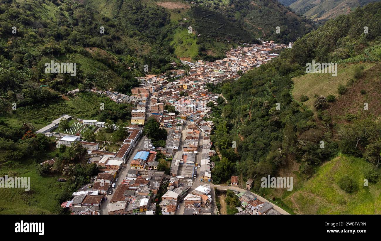 Salgar, Antioquia - Colombia. 26 dicembre 2023. Vista aerea con drone del comune situato nella regione sud-occidentale del dipartimento. Foto Stock