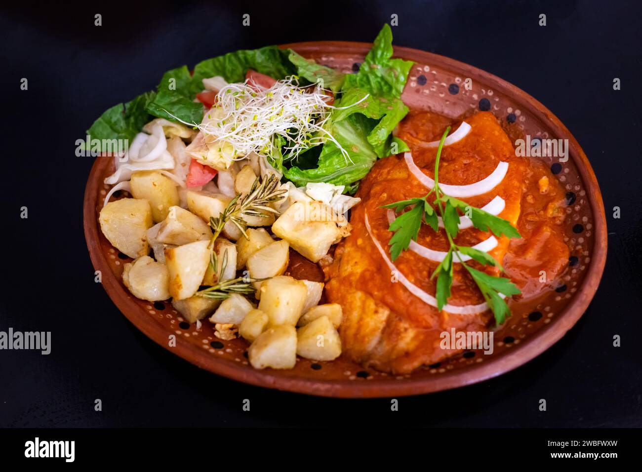 Delizioso pesce fresco - cibo nel ristorante locale dell'isola di Cozumel, Messico. Concetto di cucina messicana Foto Stock