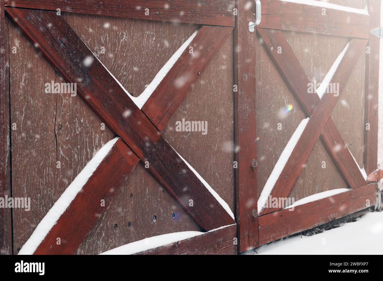Sportelli del fienile innevati Foto Stock