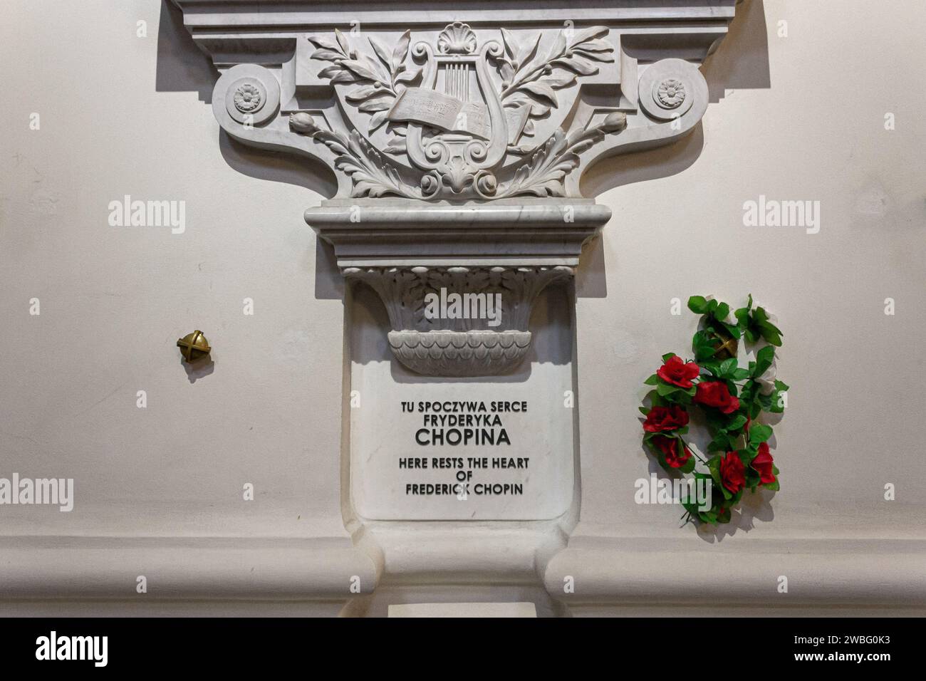 Varsavia, Polonia. Monumento funerario su un pilastro della chiesa di Santa Croce, che racchiude il cuore di Frederic Chopin Foto Stock