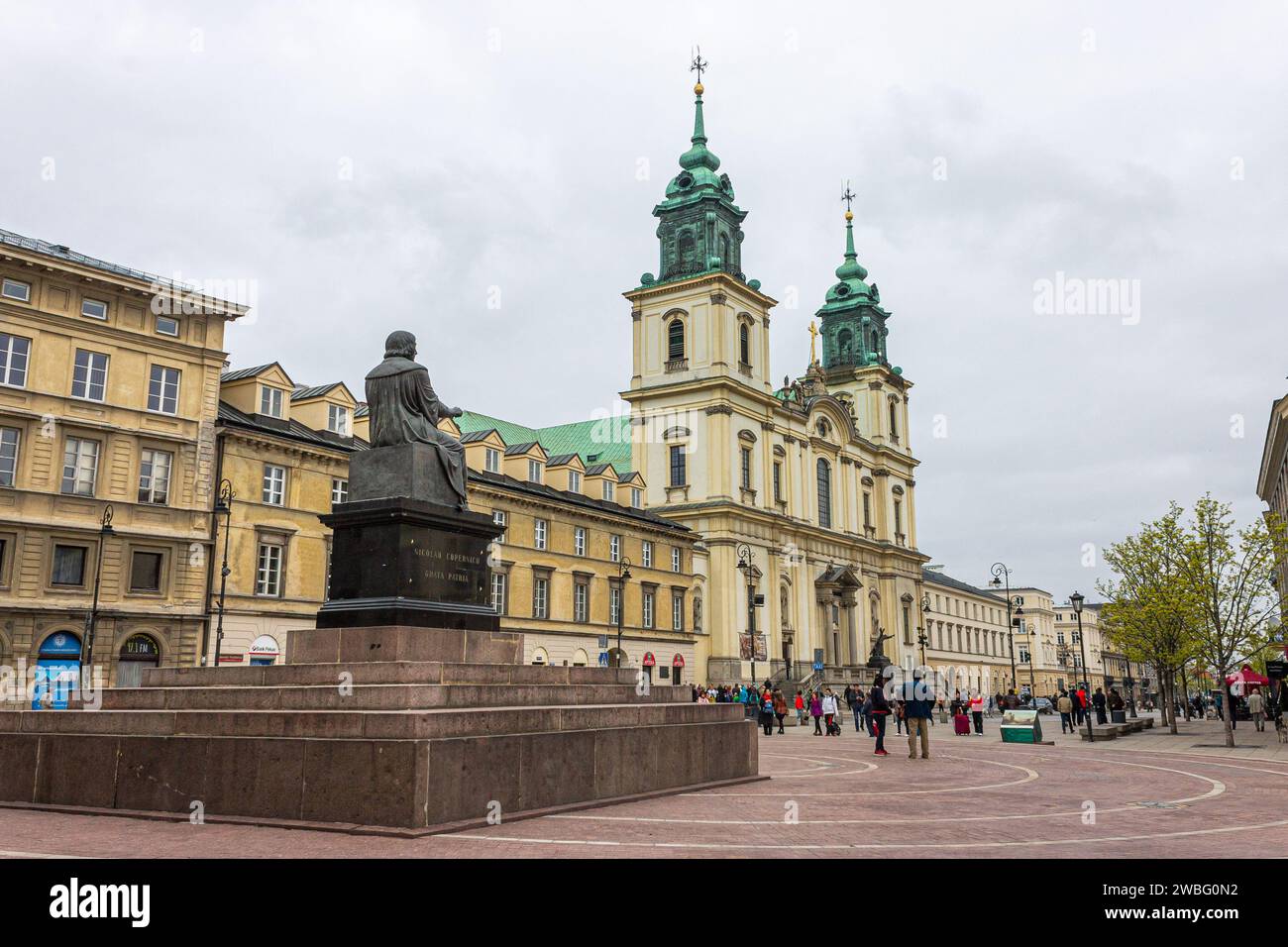 Varsavia, Polonia. Monumento a Nicolaus Copernico, matematico rinascimentale e astronomo di fronte alla chiesa della Santa Croce Foto Stock