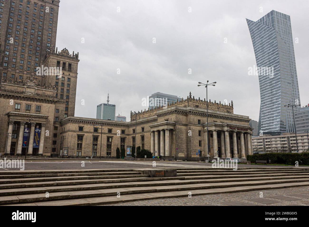 Varsavia, Polonia. Il Palazzo della Cultura e della Scienza (Palac Kultury i Nauki - PKiN), un alto edificio e torre dell'orologio in stile architettonico stalinista Foto Stock