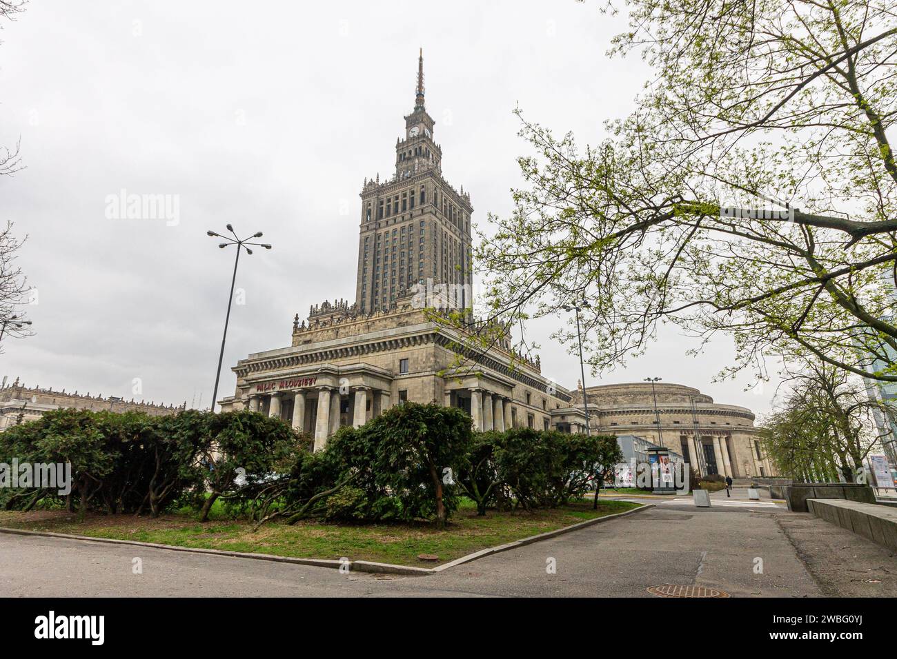 Varsavia, Polonia. Il Palazzo della Cultura e della Scienza (Palac Kultury i Nauki - PKiN), un alto edificio e torre dell'orologio in stile architettonico stalinista Foto Stock