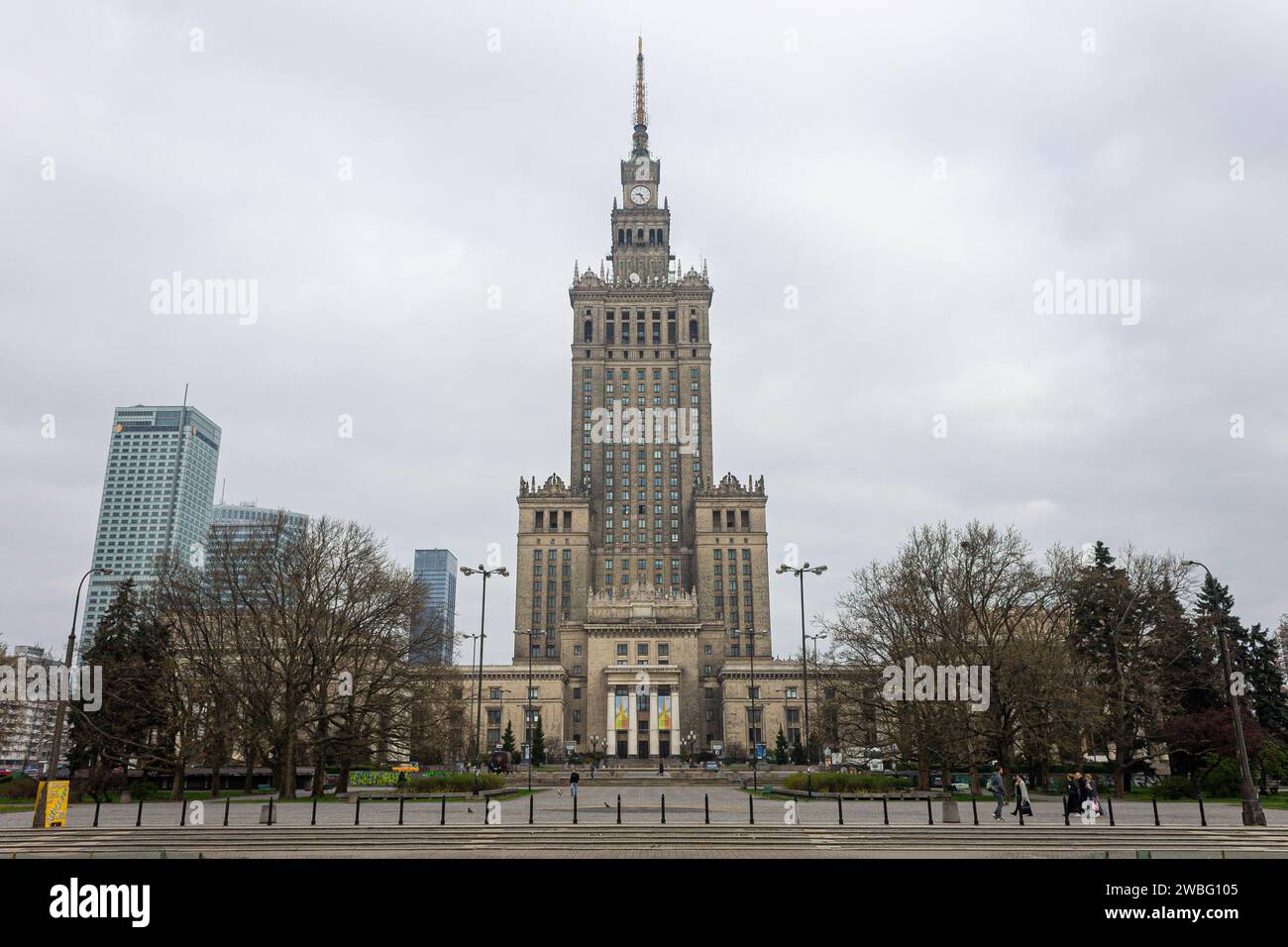 Varsavia, Polonia. Il Palazzo della Cultura e della Scienza (Palac Kultury i Nauki - PKiN), un alto edificio e torre dell'orologio in stile architettonico stalinista Foto Stock