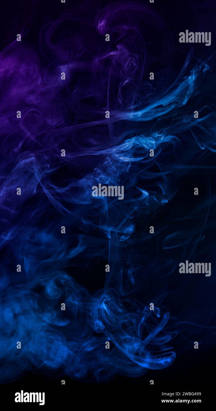 Vista delle nuvole di fumo di blu e viola su sfondo nero Foto Stock