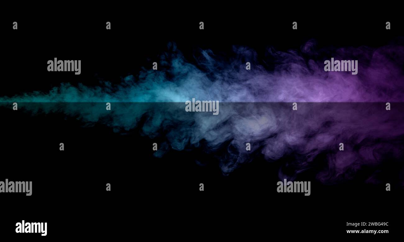 Superficie nera riflettente con nuvole di fumo blu e viola che si mescolano sullo sfondo nero Foto Stock