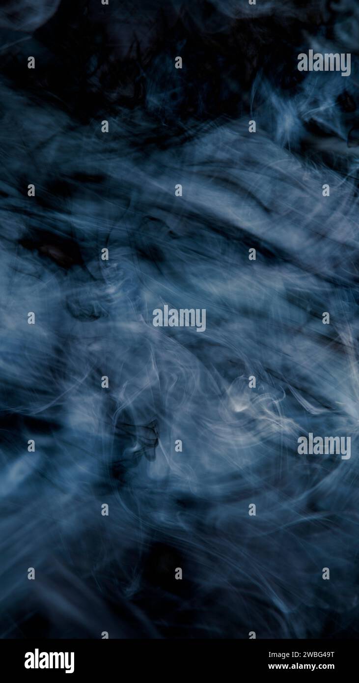 Vista delle nuvole di fumo di blu e bianco su sfondo nero Foto Stock