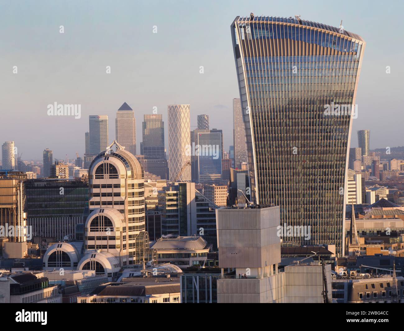 Regno Unito, Inghilterra, Londra, Canary Wharf incluso Walkie talkie Foto Stock