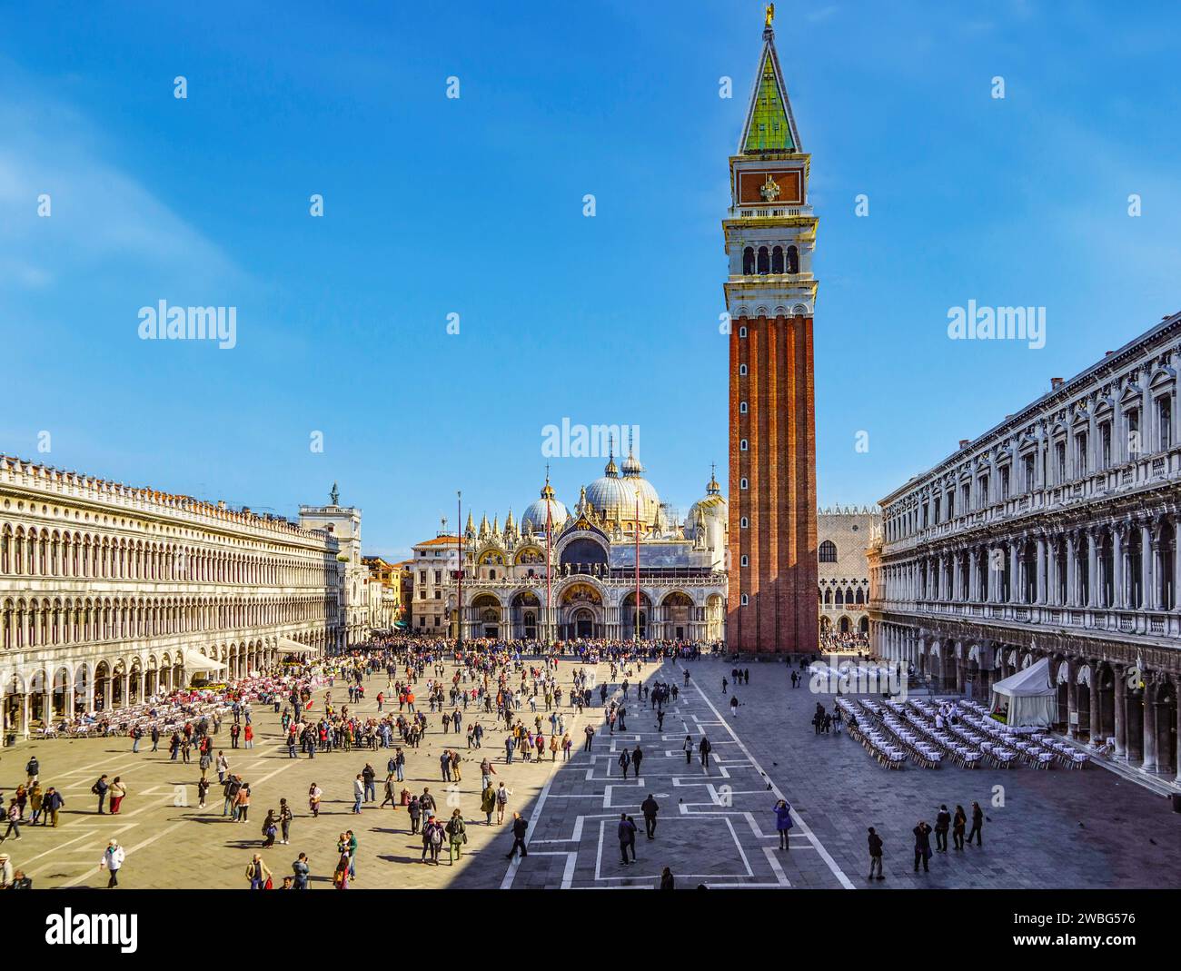 Venezia, Italia. Piazza San Marco con il Campanile e la Cattedrale. Foto Stock