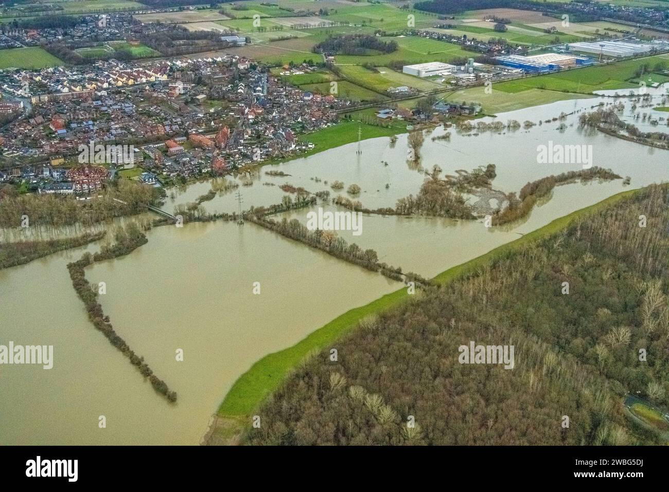 Luftbild vom Hochwasser der Lippe, Weihnachtshochwasser 2023, Fluss Lippe tritt nach starken Regenfällen über die Ufer, Überschwemmungsgebiet NSG Lippeaue von Stockum bis Werne, Silberweiden-Auenwald in der Mittlake Landschaftsschutzgebiet, Bäume und Strommasten im Wasser, Rünthe, Bergkamen, Ruhrgebiet, Nordrhein-Westfalen, Deutschland ACHTUNGxMINDESTHONORARx60xEURO *** Vista aerea dell'alluvione del Lippe, alluvione di Natale 2023, il fiume Lippe trabocca le sue rive dopo forti piogge, zona alluvionale NSG Lippeaue da Stockum a Werne, foresta alluvionale di salice d'argento nel conserv paesaggistico di Mittlake Foto Stock