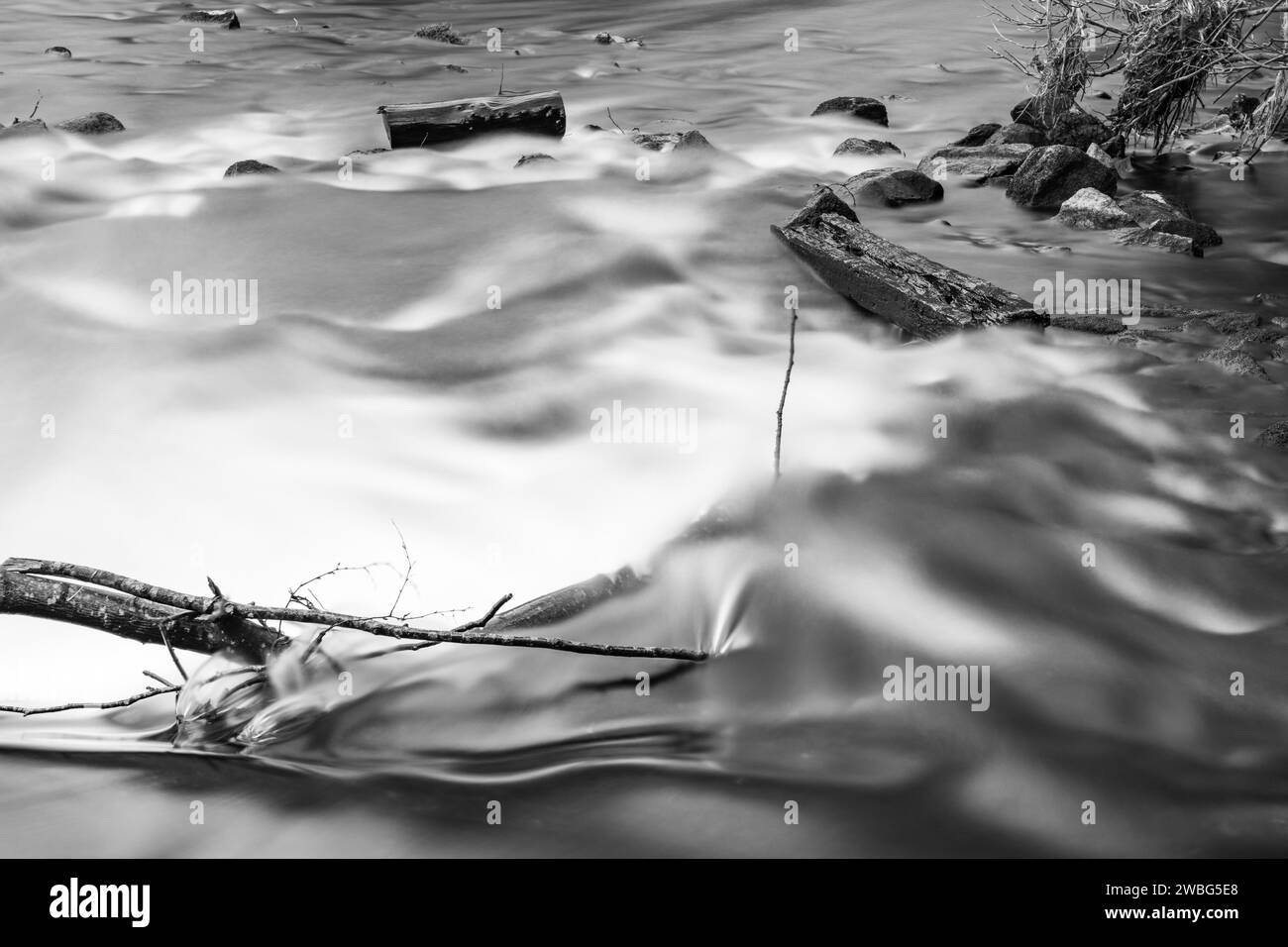 Lunga esposizione di una diga sul fiume Don, Persley Den, Aberdeen, Scozia, Regno Unito Foto Stock