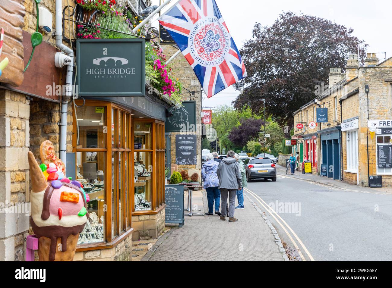 Gioielleria inglese nel villaggio di Bourton on the Water, Venice of the Cotswolds, Inghilterra, Regno Unito, 2023 Foto Stock