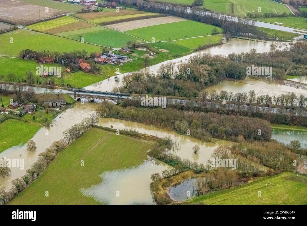 Luftbild vom Hochwasser der Lippe, Weihnachtshochwasser 2023, Fluss Lippe tritt nach starken Regenfällen über die Ufer, Überschwemmungsgebiet zwischen Kanalbrücke Lippe Neue Fahrt und Kanalbrücke Lippe alte Fahrt, Dortmund-EMS-Kanal, NSG Lippeaue, Fluss- und Auenentwicklung der Lippe Vogelsang Renaturierung Hötting, Nordrhein-Westfalen, Deutschland ACHTUNGxMINDESTHONORARx60xEURO *** Vista aerea dell'alluvione del Lippe, alluvione natalizia 2023, il fiume Lippe trabocca le sue rive dopo forti piogge, zona alluvionale tra il ponte del canale Lippe Neue Fahrt A. Foto Stock