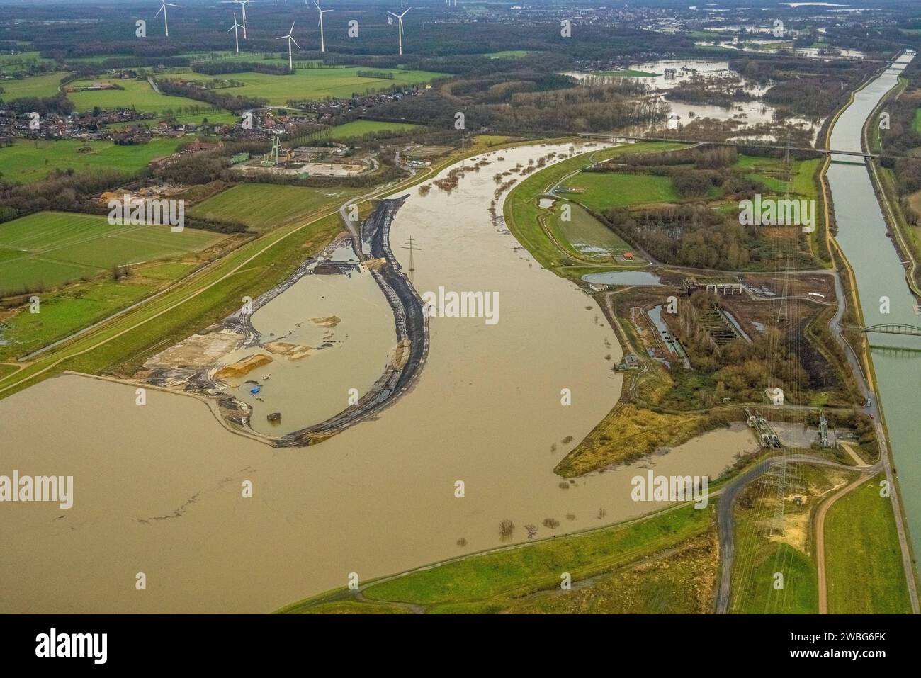 Luftbild vom Hochwasser der Lippe, Weihnachtshochwasser 2023, Fluss Lippe tritt nach starken Regenfällen über die Ufer, Überschwemmungsgebiet am Chemiepark Hüls, Chemiezone, Wesel-Datteln-Kanal, Marl, Ruhrgebiet, Nordrhein-Westfalen, Deutschland ACHTUNGxMINDESTHONORARx60xEURO *** Vista aerea dell'alluvione del Lippe, alluvione natalizia 2023, il fiume Lippe trabocca le sue rive dopo forti piogge, zona di alluvione del Hüls Chemical Park, zona chimica, Wesel Datteln Canal, Marl, zona della Ruhr, Renania settentrionale-Vestfalia, Germania ATTENTIONxMINDESTHONORARx60xEURO Foto Stock