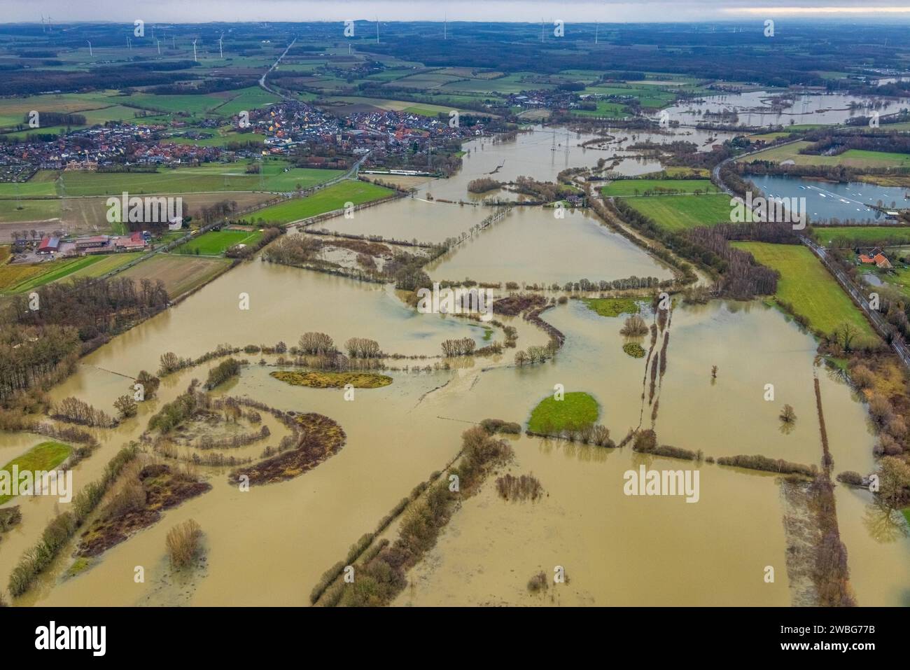 Luftbild vom Hochwasser der Lippe, Weihnachtshochwasser 2023, Fluss Lippe tritt nach starken Regenfällen über die Ufer, Überschwemmungsgebiet Lippeaue Oberwerrieser Mersch Landschaftsschutzgebiet, hinten die Wasserski Anlage Hamm, Uentrop, Hamm, Ruhrgebiet, Nordrhein-Westfalen, Deutschland ACHTUNGxMINDESTHONORARx60xEURO *** Vista aerea dell'alluvione del Lippe, alluvione di Natale 2023, il fiume Lippe trabocca le sue sponde dopo forti piogge, pianura alluvionale Lippeaue Oberwerrieser Mersch area di conservazione del paesaggio, dietro l'impianto di sci d'acqua Hamm, Uentrop, Hamm, zona della Ruhr, Renania settentrionale-Vestfalia, Ger Foto Stock