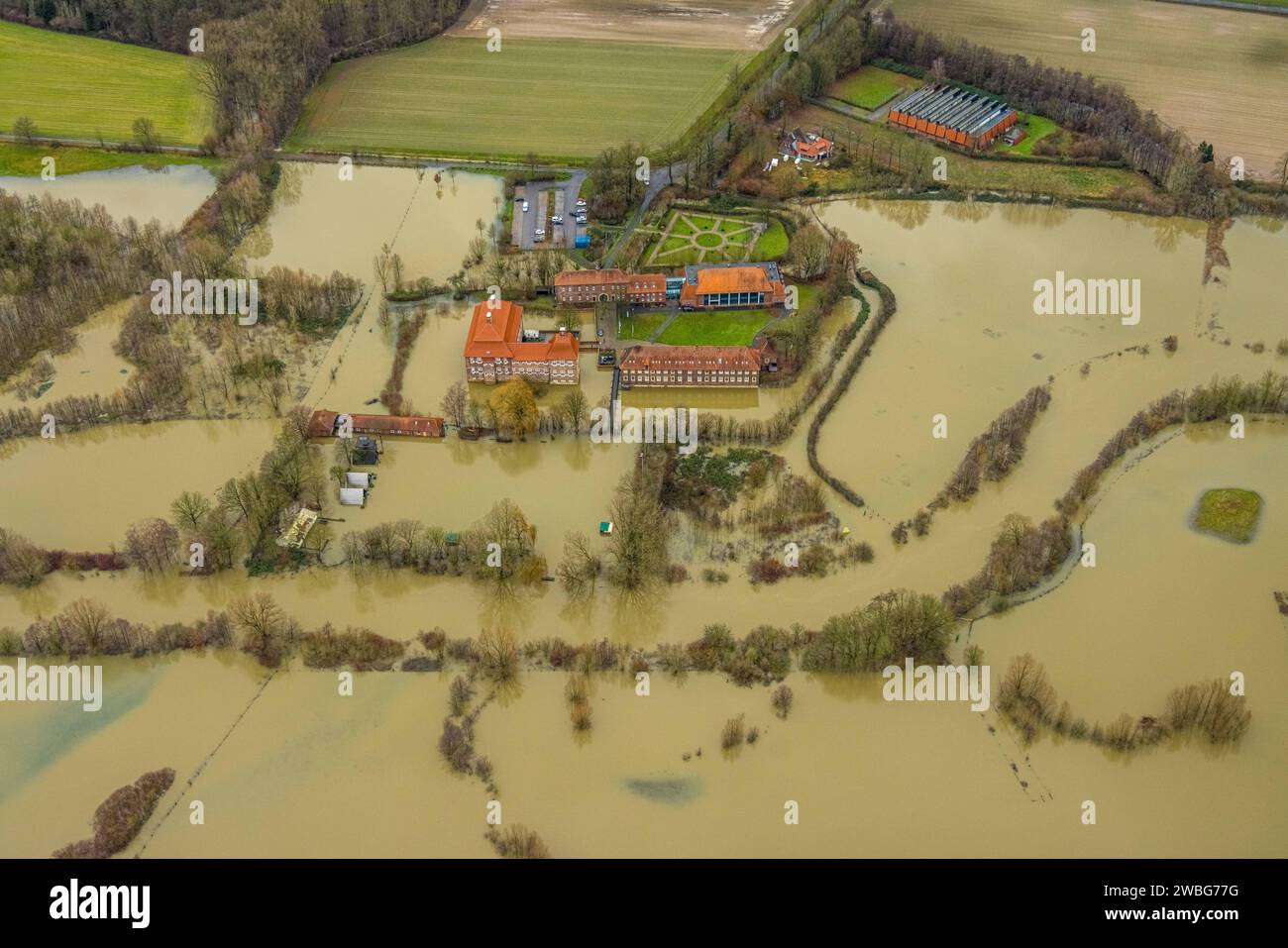 Luftbild vom Hochwasser der Lippe, Weihnachtshochwasser 2023, Fluss Lippe tritt nach starken Regenfällen über die Ufer, Überschwemmungsgebiet Lippeaue Oberwerrieser Mersch am Schloss Oberwerries, Uentrop, Hamm, Ruhrgebiet, Nordrhein-Westfalen, Deutschland ACHTUNGxMINDESTHONORARx60xEURO *** Vista aerea dell'alluvione del Lippe, alluvione di Natale 2023, il Lippe trabocca le sue rive dopo forti piogge, pianura alluvionale Lippeaue Oberwerrieser Mersch al castello di Oberwerries, Uentrop, Hamm, zona della Ruhr, Renania settentrionale-Vestfalia, Germania ATTENTIONxMINDESTHONORARx60xEURO Foto Stock