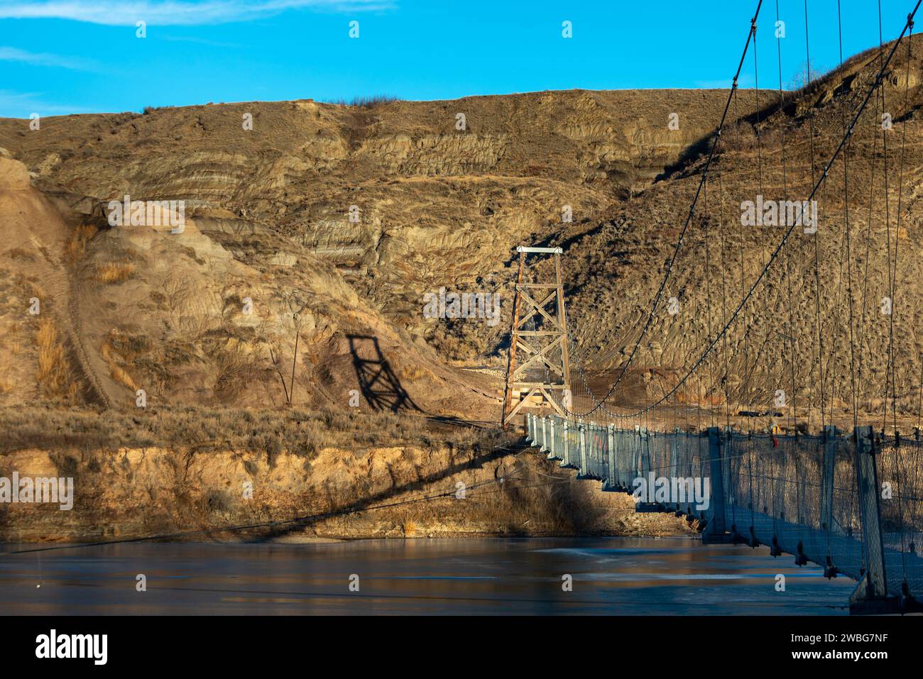 Ponte pedonale sospeso lungo 117 metri sul fiume Red Deer a Drumheller AB Canada Foto Stock