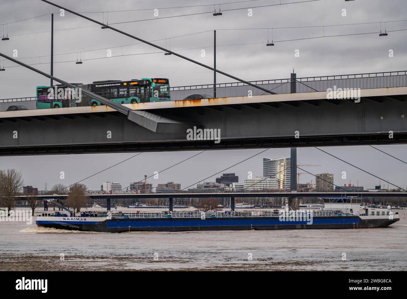 Nave da carico, ponte del ginocchio sul Reno, acque alte del Reno vicino a Düsseldorf, NRW, Germania, Foto Stock