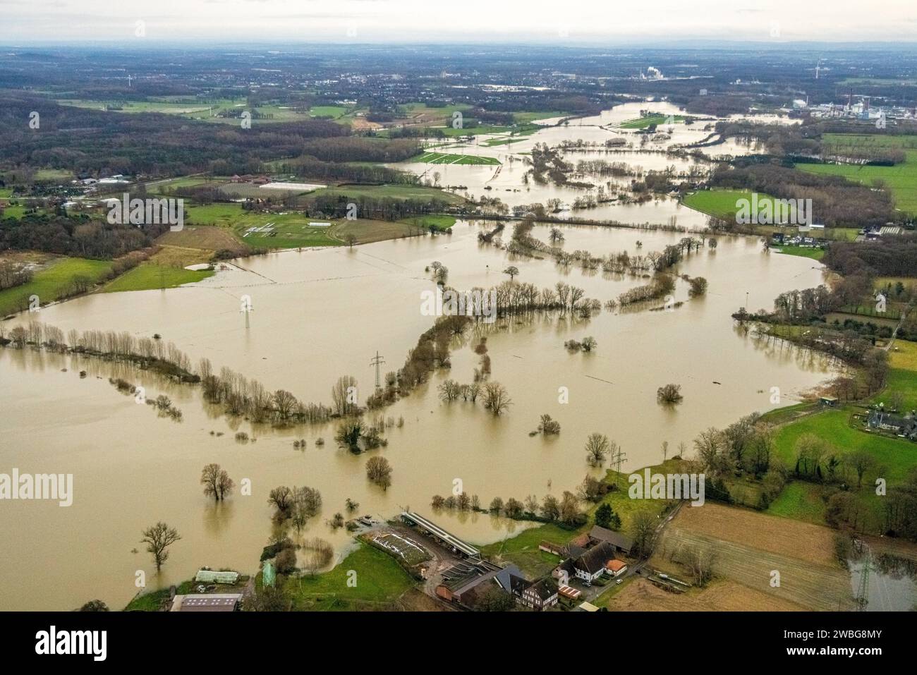 Luftbild vom Hochwasser der Lippe, Weihnachtshochwasser 2023, Fluss Lippe tritt nach starken Regenfällen über die Ufer, Überschwemmungsgebiet NSG Lippeaue SELM, Bäume im Wasser, Lippe, Waltrop, Ruhrgebiet, Nordrhein-Westfalen, Deutschland ACHTUNGxMINDESTHONORARx60xEURO *** Vista aerea dell'alluvione del Lippe, alluvione natalizia 2023, il fiume Lippe trabocca le sue rive dopo forti piogge, zona di alluvione NSG Lippeaue SELM, alberi in acqua, Lippe, Waltrop, zona della Ruhr, Renania settentrionale-Vestfalia, Germania ATTENTIONxMINDESTHONORARx60xEURO Foto Stock