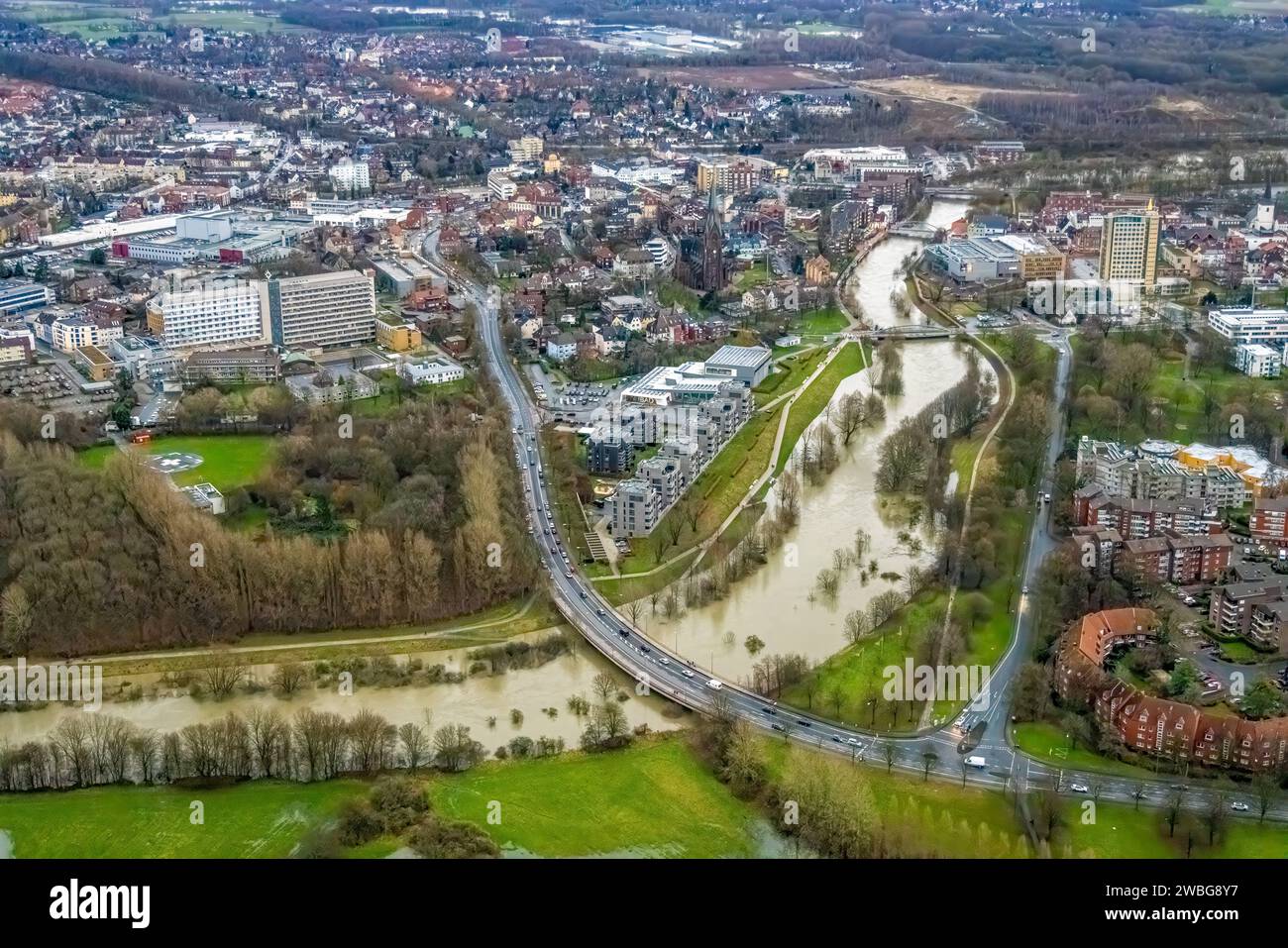 Luftbild vom Hochwasser der Lippe, Weihnachtshochwasser 2023, Fluss Lippe tritt nach starken Regenfällen über die Ufer, Überschwemmungsgebiet Lippeaue am Lippewohnpark, Lippebrücke Konrad-Adenauer-Straße und Blick auf Lünen City mit St. Marien Hospital und Rathaus Stadt Lünen, Bäume im Wasser, Lünen, Ruhrgebiet, Nordrhein-Westfalen, Deutschland ACHTUNGxMINDESTHONORARx60xEURO *** Vista aerea dell'alluvione del Lippe, alluvione di Natale 2023, il fiume Lippe trabocca le sue rive dopo forti piogge, zona alluvionale di Lippe a Lippewohnpark, ponte di Lippe Konrad Adenauer Straße e vista di Lünen cit Foto Stock