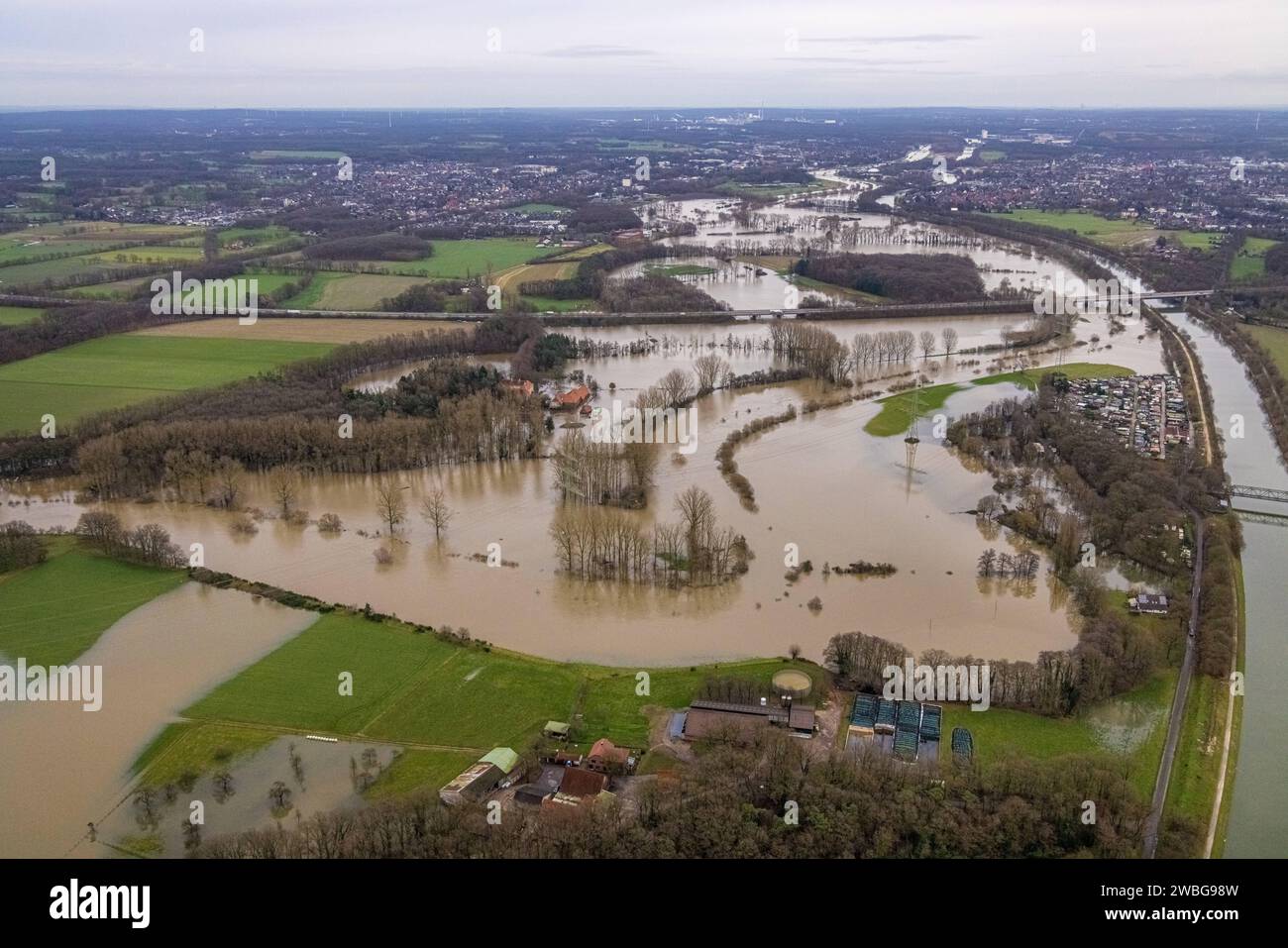 Luftbild vom Hochwasser der Lippe, Weihnachtshochwasser 2023, Fluss Lippe tritt nach starken Regenfällen über die Ufer, Überschwemmungsgebiet am Gut Haus Hagenbeck, Brücke der Autobahn A31 über die Lippeaue Holsterhausen, Wesel-Datteln-Kanal, Östrich, Dorsten, Ruhrgebiet, Nordrhein-Westfalen, Deutschland ACHTUNGxMINDESTHONORARx60xEURO *** Vista aerea dell'alluvione del Lippe, alluvione di Natale 2023, il fiume Lippe trabocca le sue rive dopo forti piogge, zona alluvionale della tenuta Haus Hagenbeck, ponte dell'autostrada A31 sulla pianura alluvionale di Lippe Holsterhausen, Wesel Datteln Canal, Östrich, Dorsten, R. Foto Stock