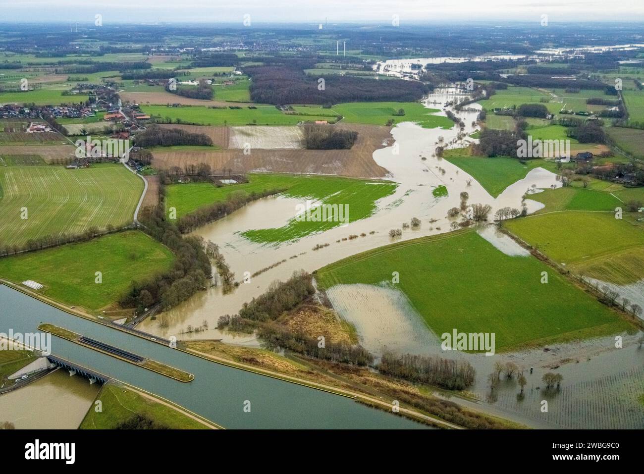 Luftbild vom Hochwasser der Lippe, Weihnachtshochwasser 2023, Fluss Lippe tritt nach starken Regenfällen über die Ufer, Überschwemmungsgebiet an der Kanalbrücke Dortmund-EMS-Kanal, NSG Lippeaue, Fluss- und Auenentwicklung der Lippe Vogelsang Renaturierung, Stadtgrenze Olfen-Datteln, Pelkum, Dattebiet, Ruhrgeln, Ruhrgebin Nordrhein-Westfalen, Deutschland ACHTUNGxMINDESTHONORARx60xEURO *** Vista aerea dell'alluvione del Lippe, alluvione di Natale 2023, il fiume Lippe trabocca le sue sponde dopo forti piogge, area alluvionale sul ponte del canale di Dortmund EMS, riserva naturale della pianura alluvionale di Lippe, fiume e palude Foto Stock