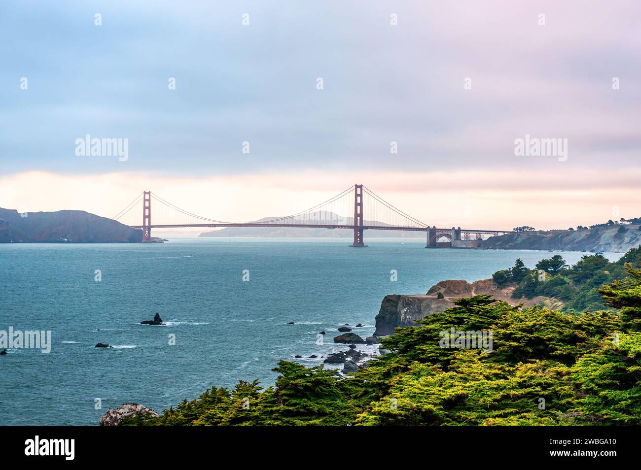 Vista del Golden Gate Bridge, in serata. Foto scattata da Lands End, un parco a San Francisco, CALIFORNIA, all'interno dell'area ricreativa nazionale Golden Gate. Foto Stock