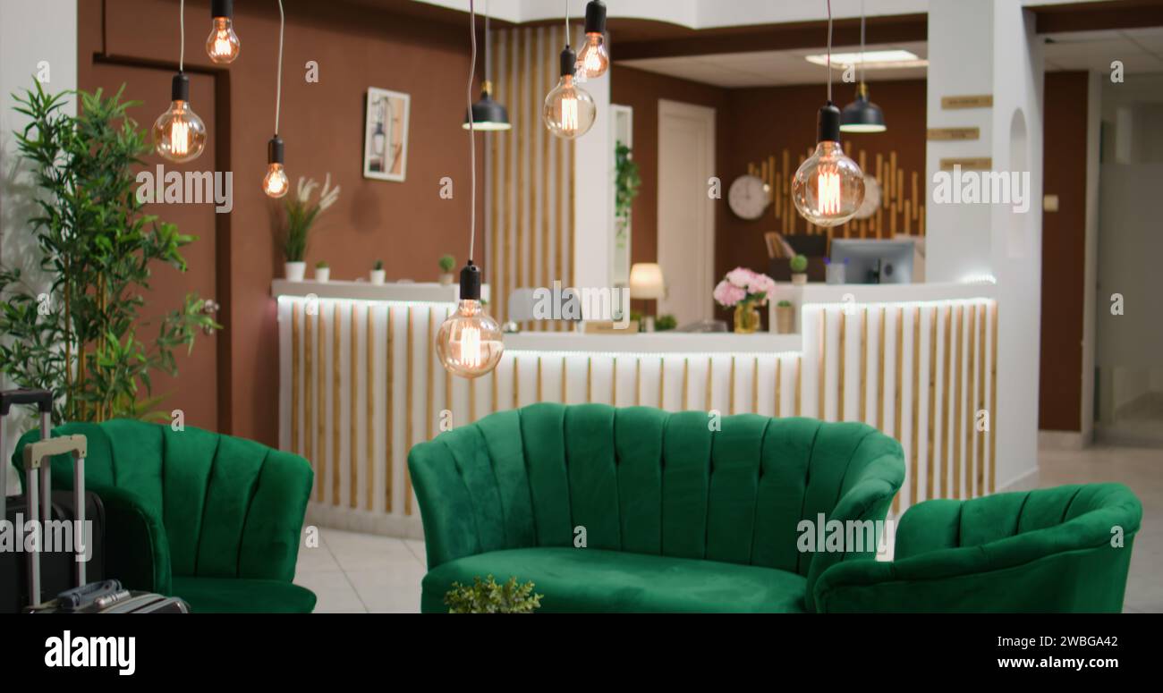 Area lounge presso il banco ricevimento dell'hotel con mobili moderni e interni dal design elegante, entrata al resort tropicale estivo. Elegante spazio di classe utilizzato per camere di lusso durante le vacanze. Foto Stock
