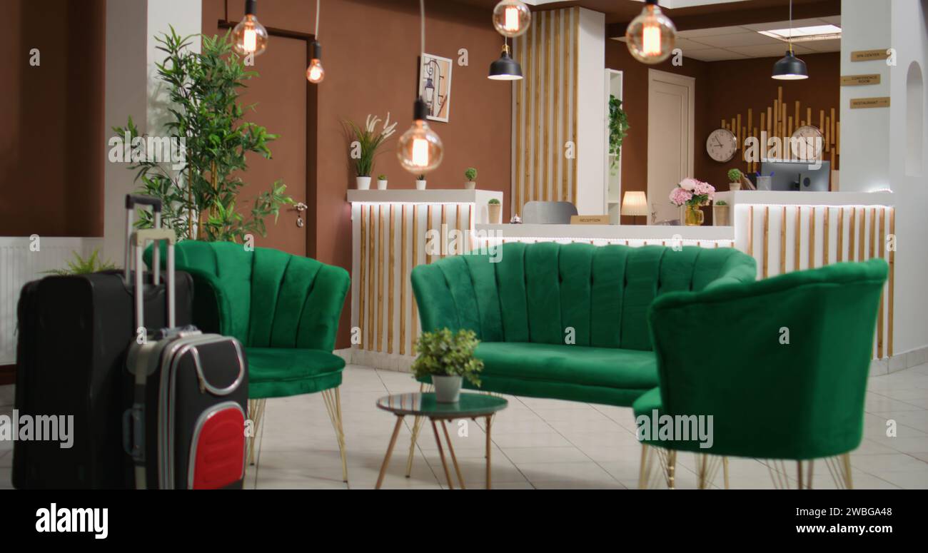 Reception per le registrazioni nelle camere dell'hotel. Moderna, di classe e decorata con mobili costosi, l'area lounge del lussuoso resort a cinque stelle è pronta ad accogliere i viaggiatori. Foto Stock