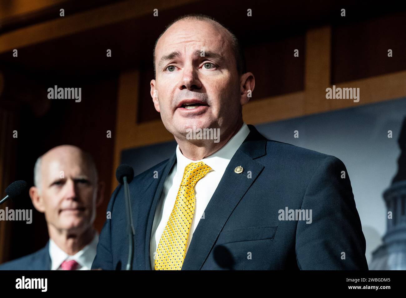 Washington, Stati Uniti. 10 gennaio 2024. Il senatore degli Stati Uniti Mike Lee (R-UT) parla a una conferenza stampa sul confine meridionale e sui finanziamenti al Campidoglio degli Stati Uniti. (Foto di Michael Brochstein/Sipa USA) credito: SIPA USA/Alamy Live News Foto Stock