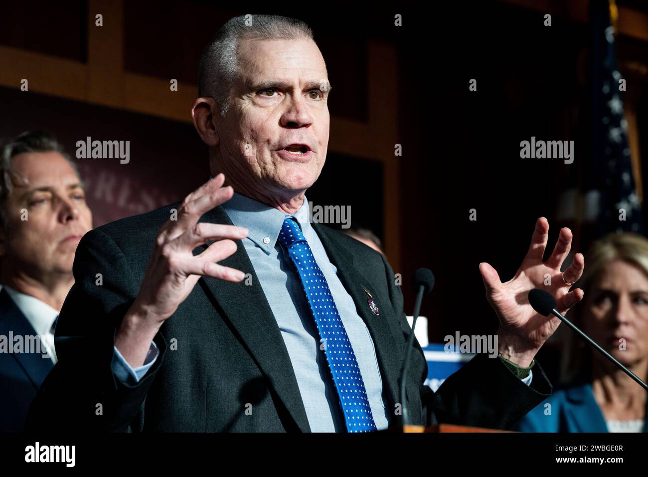 Washington, Stati Uniti. 10 gennaio 2024. Il Rappresentante degli Stati Uniti Matt Rosendale (R-MT) parla a una conferenza stampa sul confine meridionale e sui finanziamenti al Campidoglio degli Stati Uniti. (Foto di Michael Brochstein/Sipa USA) credito: SIPA USA/Alamy Live News Foto Stock