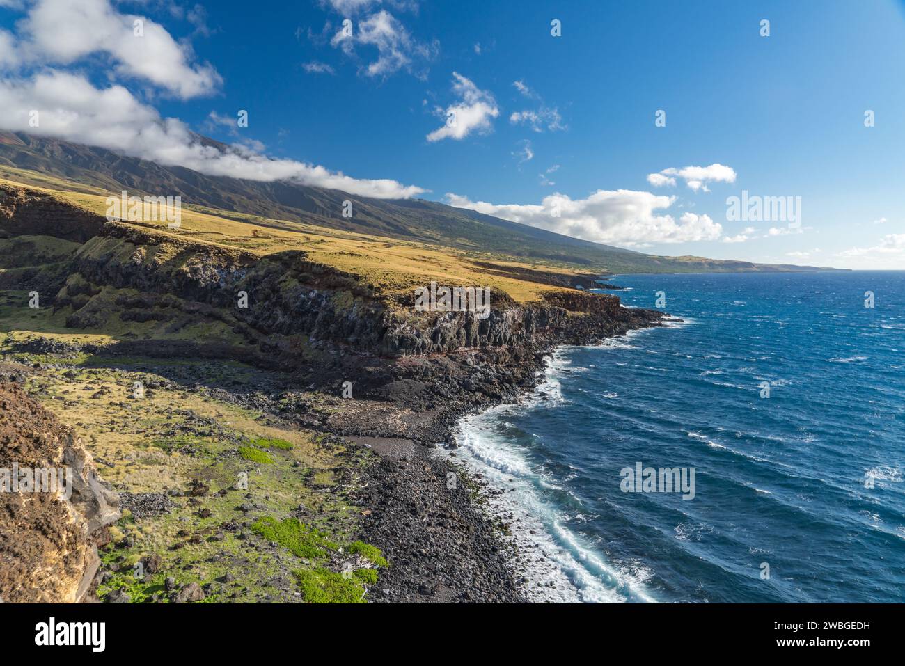 Vista sulla scogliera lungo l'autostrada Piilani di Maui Foto Stock