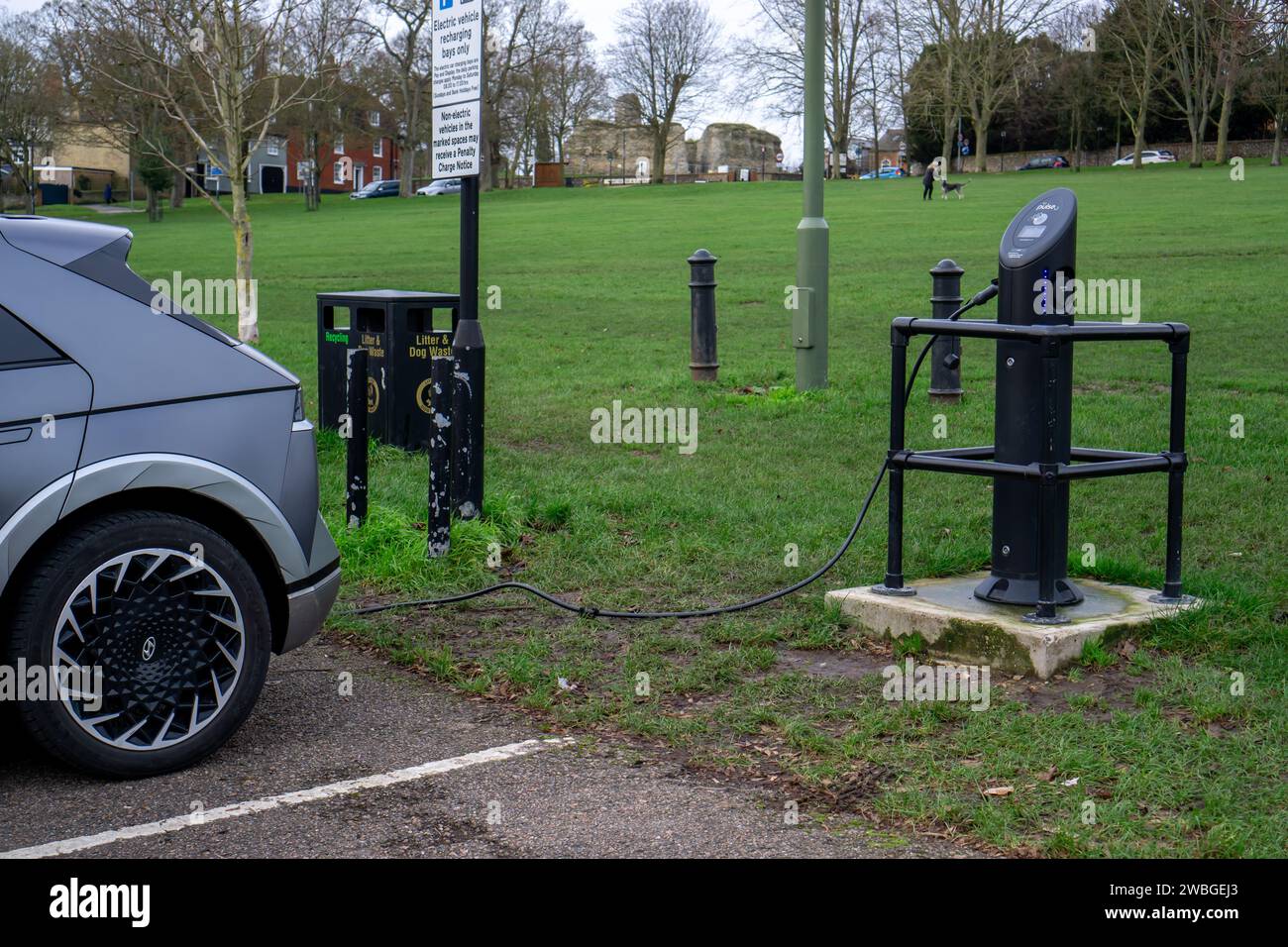 Auto elettrica Hyundai Ioniq 5 con punto di ricarica per veicoli elettrici nel parcheggio Saffron Walden Common Foto Stock