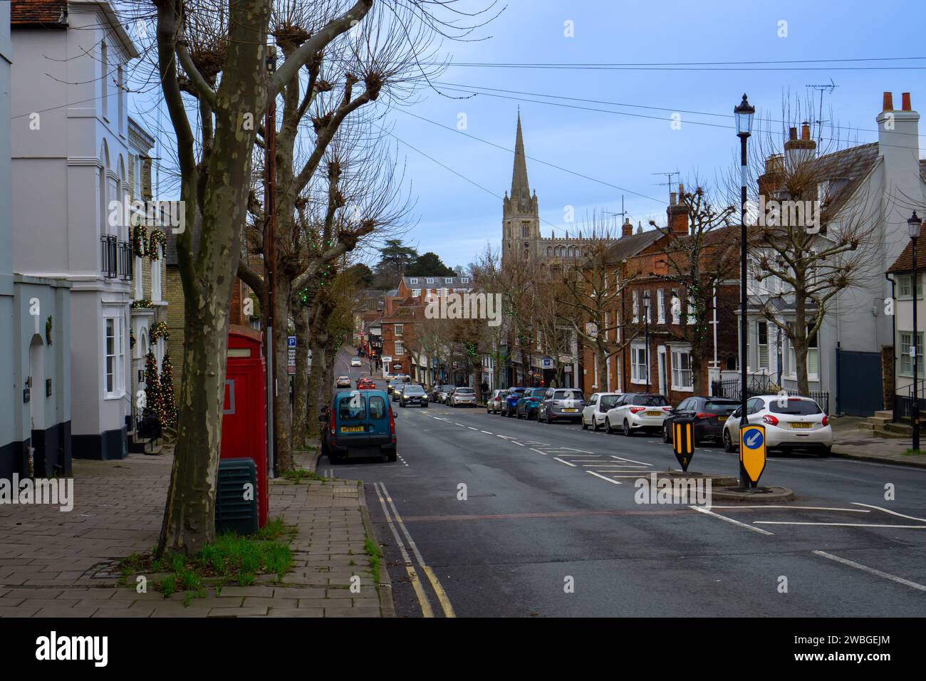 Decorazioni natalizie su Saffron Walden High Street il giorno di Capodanno Foto Stock