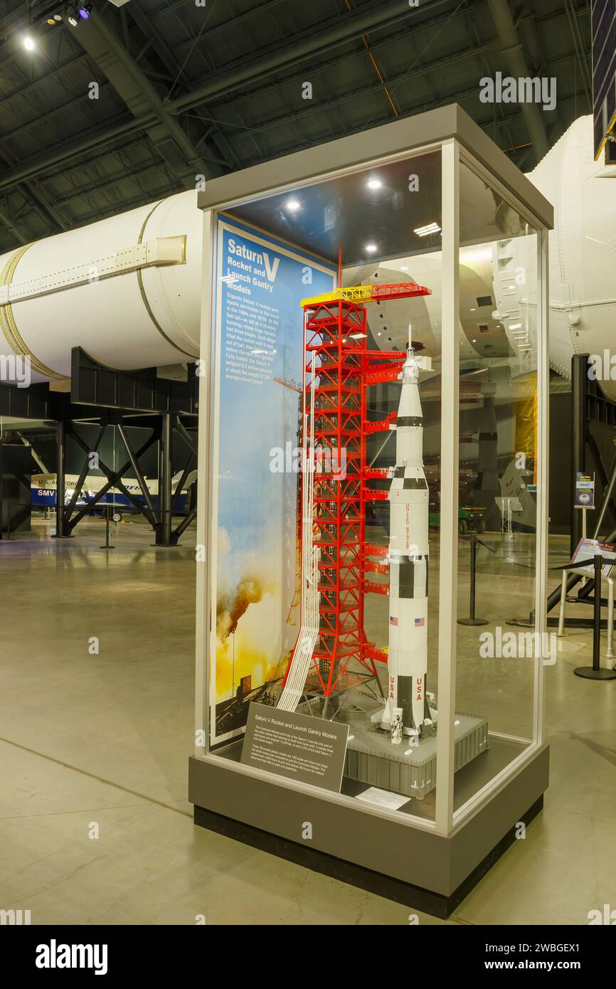 Modelli razzo Saturn V e gantry di lancio. Museo nazionale dell'aeronautica degli Stati Uniti, Dayton, Ohio, USA. Foto Stock