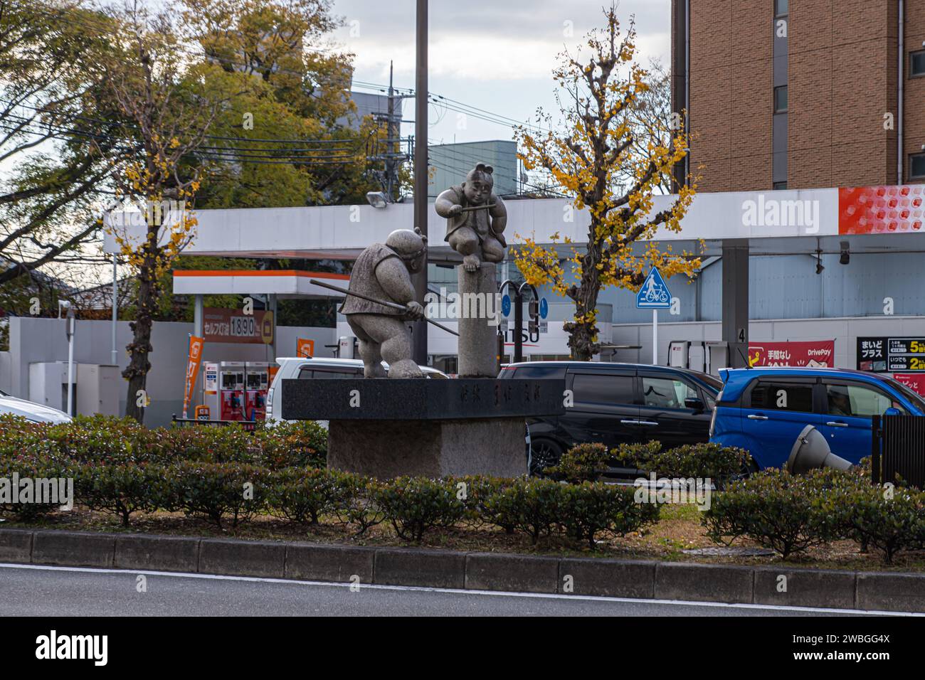 Kyoto, GIAPPONE - 21 dicembre 2021: Famosa statua di Ushiwakamaru e Benkei vicino al Ponte Gojo vista in un giorno nuvoloso. Foto Stock
