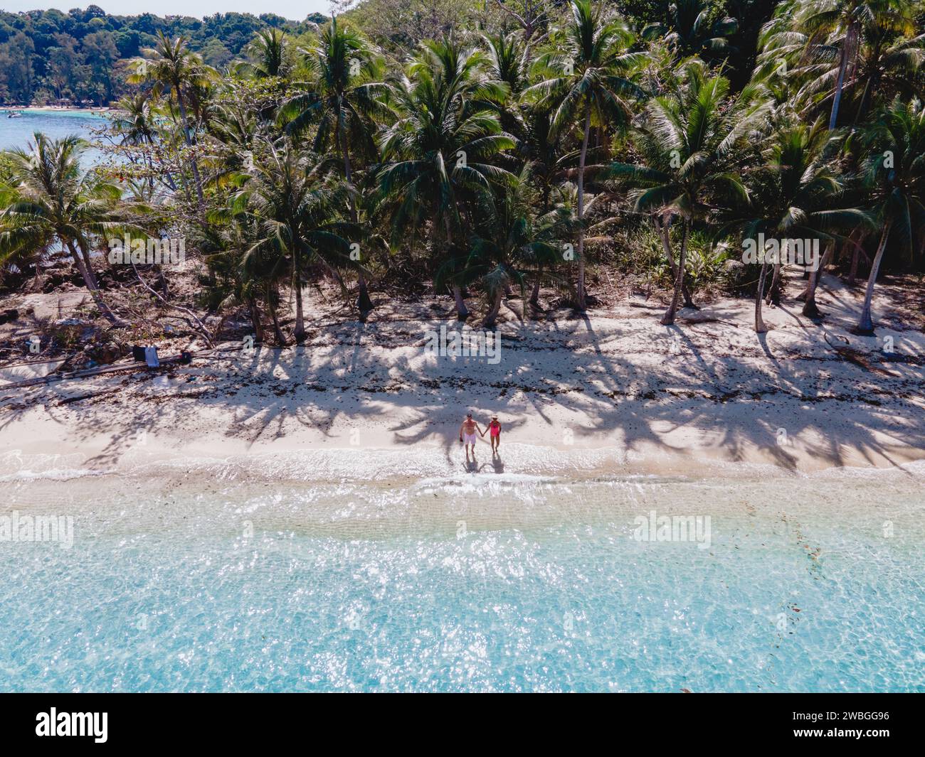 Vista aerea con droni sull'isola di Koh Wai Trat Thailand è un'isola tropicale nei pressi di Koh Chang. una giovane coppia di uomini e donne su una spiaggia tropicale Foto Stock