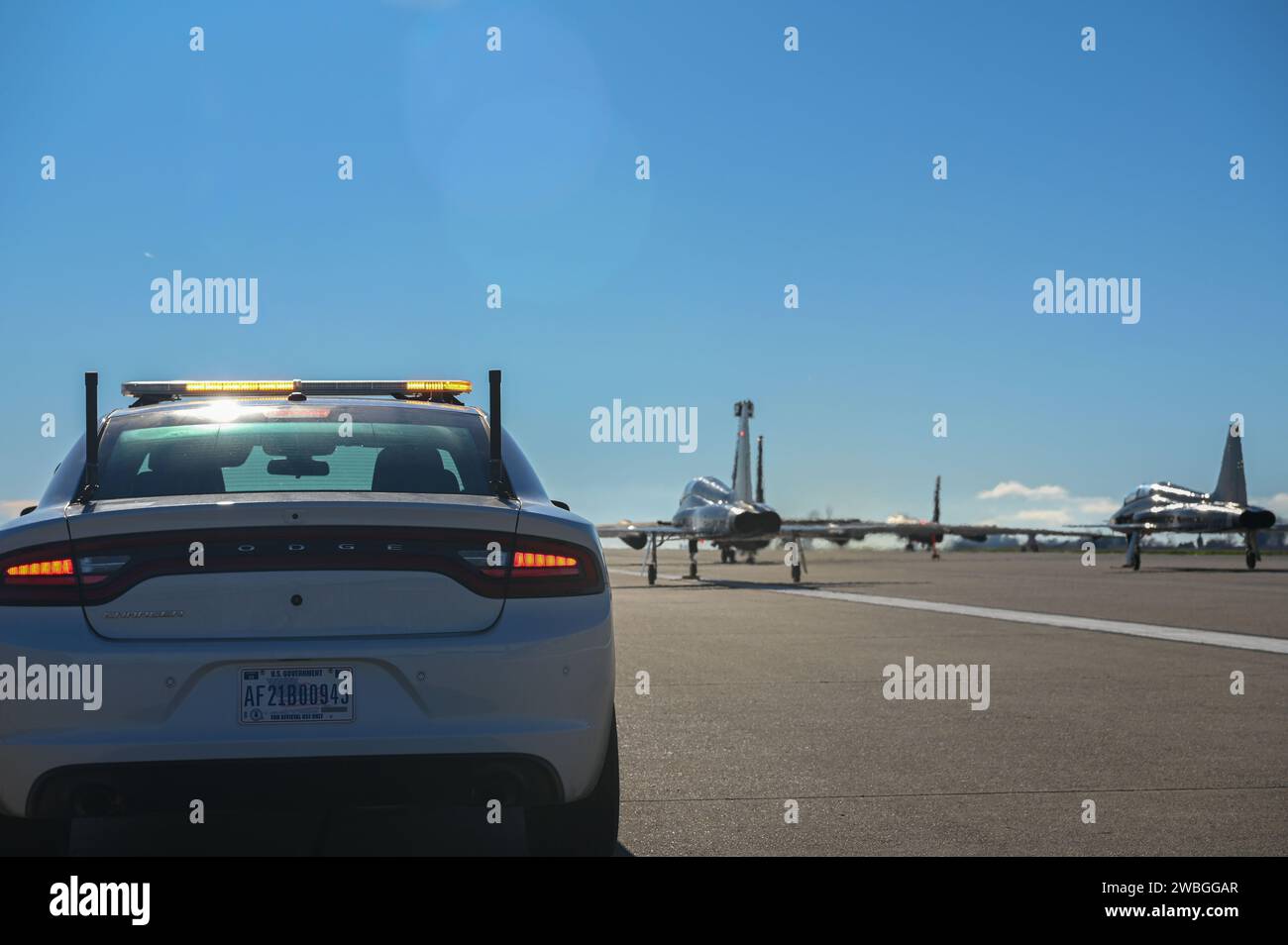 Un US Air Force T-38 Talon del 1st Reconnaissance Squadron in formazione di un Elephant Walk che includeva U-2 Dragon Lady's e Chase Cars del 99th Reconnaissance Squadron e KC-135R Stratonker del 940th Air Refueling Wing, 4 gennaio 2024, a Beale Air Force base, California. La passeggiata degli elefanti del 2024 fu la prima a Beale AFB dal 2004. (Foto U.S. Air Force di Airman 1st Class Colin Smith) Foto Stock