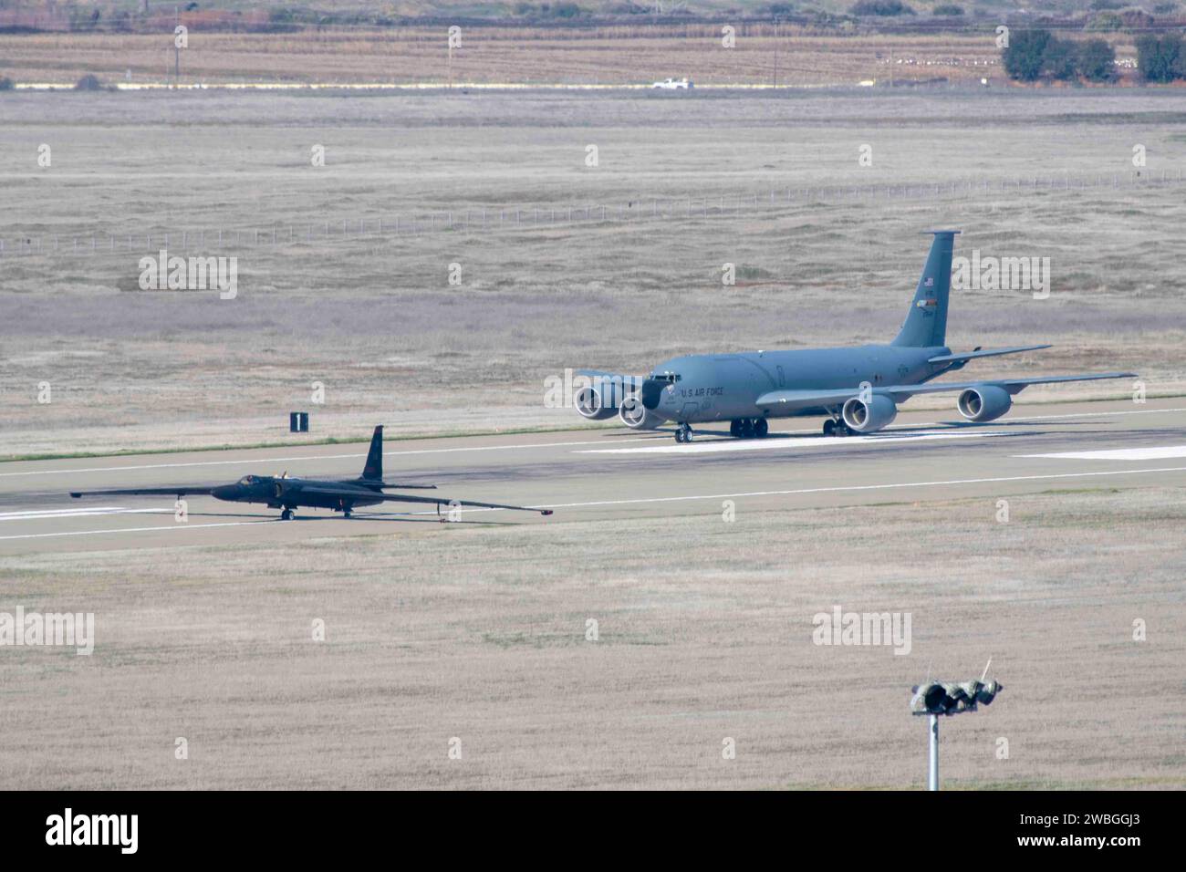 Un U-2 Dragon Lady della U.S. Air Force del 99th Reconnaissance Squadron del 9th Reconnaissance Wing, e un KC-135R Stratotanker del 940th Air Refueling Wing si spostano in posizione per una passeggiata sugli elefanti sulla Beale Air Force base, California, 4 gennaio 2024. La passeggiata degli elefanti mostrava una dimostrazione di potenza aerea congiunta tra le ali ospitate a Beale. (Foto U.S. Air Force del sergente dello staff Frederick A. Brown) Foto Stock