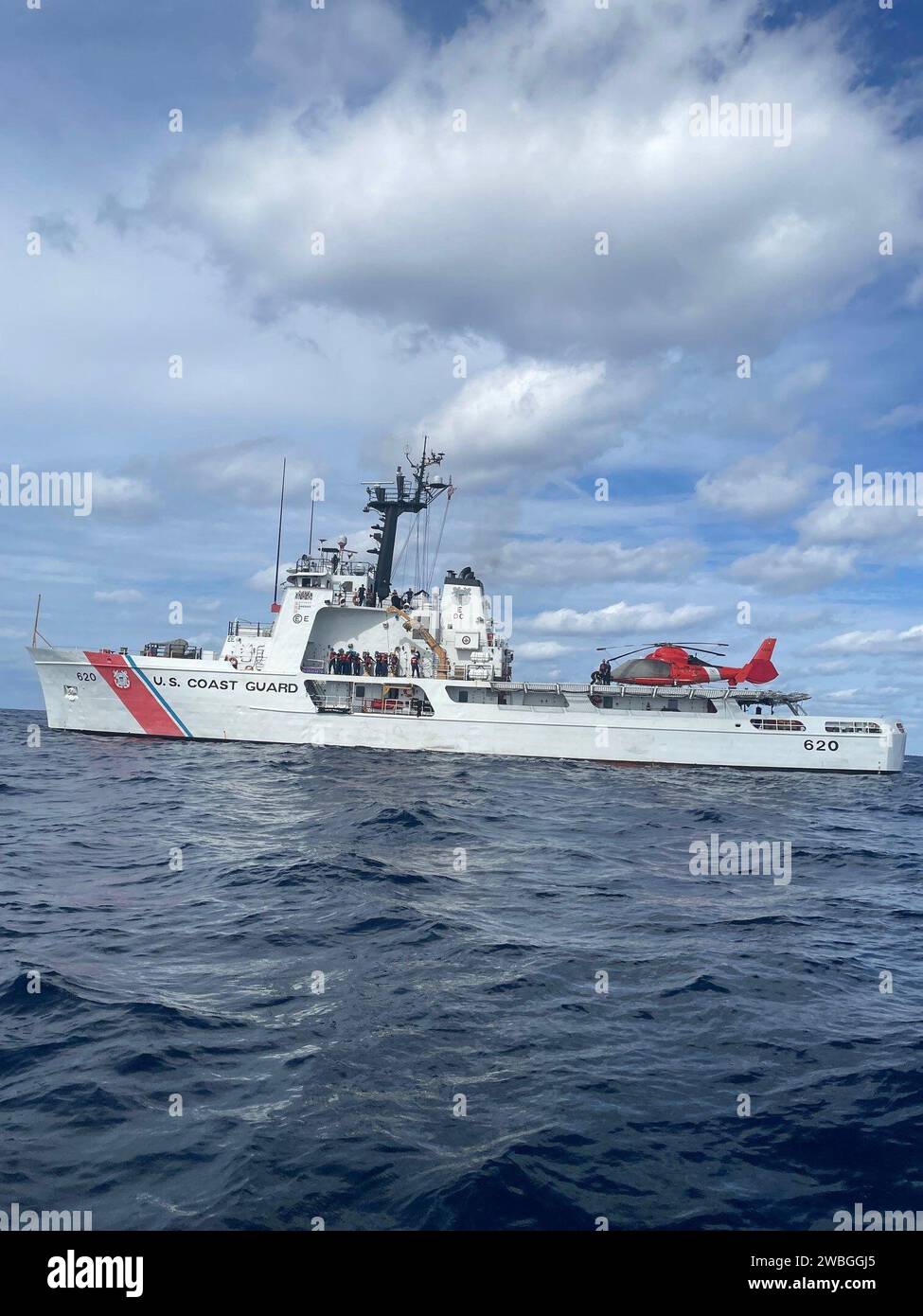 La US Coast Guard Cutter Resolute (WMEC 620) conduce operazioni su piccole imbarcazioni ed elicotteri mentre è in corso nell'Oceano Atlantico, novembre 2023. Durante il loro dispiegamento nel Pacifico orientale, Resolute condusse operazioni contro-narcotici a sostegno delle iniziative della Joint Interagency Task Force South e della Guardia Costiera degli Stati Uniti. (Foto della Guardia Costiera degli Stati Uniti per gentile concessione di Resolute) Foto Stock