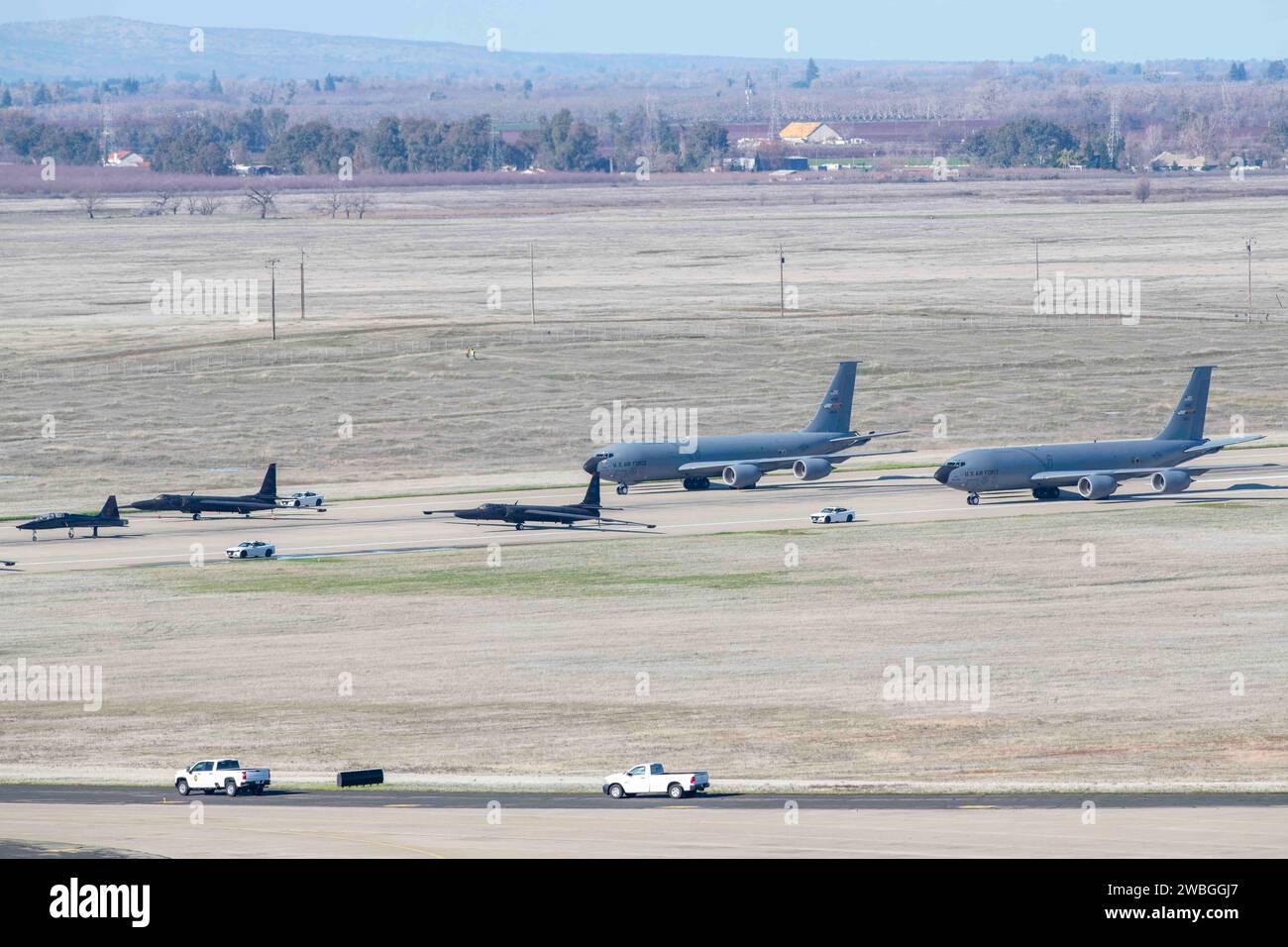 U.S. Air Force U-2 Dragon Lady’s from the 99th Reconnaissance Squadron, un T-38 Talon del 1st Reconnaissance Squadron, e KC-135R Stratotanker’s from the 940th Air Refueling Wing line up on the Runway for an Elephant Walk on Beale Air Force base, California, 4 gennaio 2024. La passeggiata degli elefanti mostrava una dimostrazione di potenza aerea congiunta tra le ali ospitate a Beale. (Foto U.S. Air Force del sergente dello staff Frederick A. Brown) Foto Stock