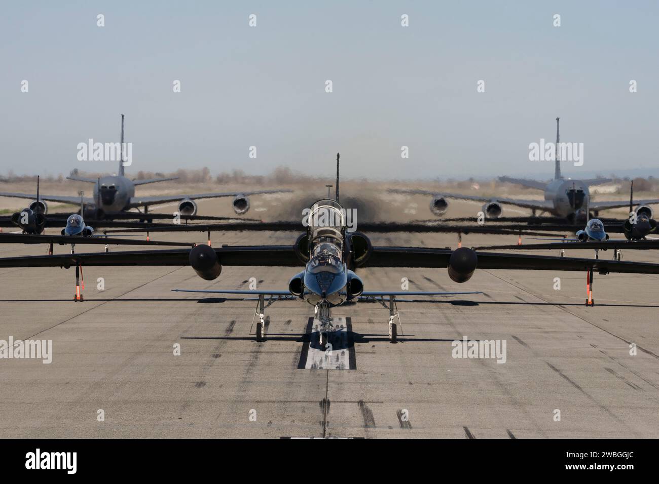 Un US Air Force T-38 Talon del 1st Reconnaissance Squadron guida la formazione di un Elephant Walk che includeva U-2 Dragon Lady del 99th Reconnaissance Squadron e KC-135R Stratotanker del 940th Air Refueling Wing, 4 gennaio 2024, a Beale Air Force base, California. La passeggiata degli elefanti includeva i tre aerei che si possono trovare alla base. (Foto dell'aeronautica militare statunitense di Juliana Londono) Foto Stock