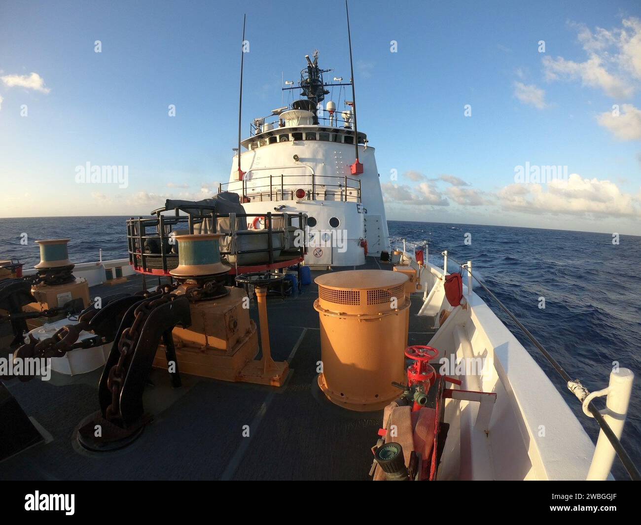 La US Coast Guard Cutter Resolute (WMEC 620) viaggia verso il Canale di Panama, 1 dicembre 2023, nell'Oceano Atlantico. L'equipaggio della Resolute condusse operazioni contro-narcotici a sostegno delle iniziative della Joint Interagency Task Force South e della Guardia Costiera degli Stati Uniti. (Foto della Guardia Costiera degli Stati Uniti del tenente j.g. Christian Burzycki) Foto Stock